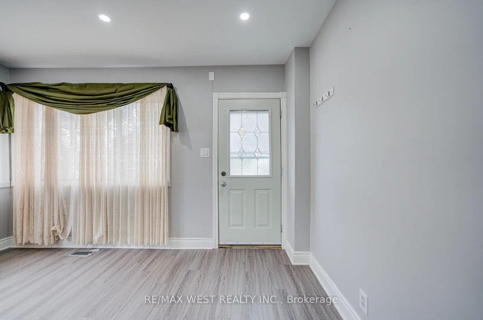 326 Queen Street - Detached photo 4 of 27 in Mississauga, Ontario