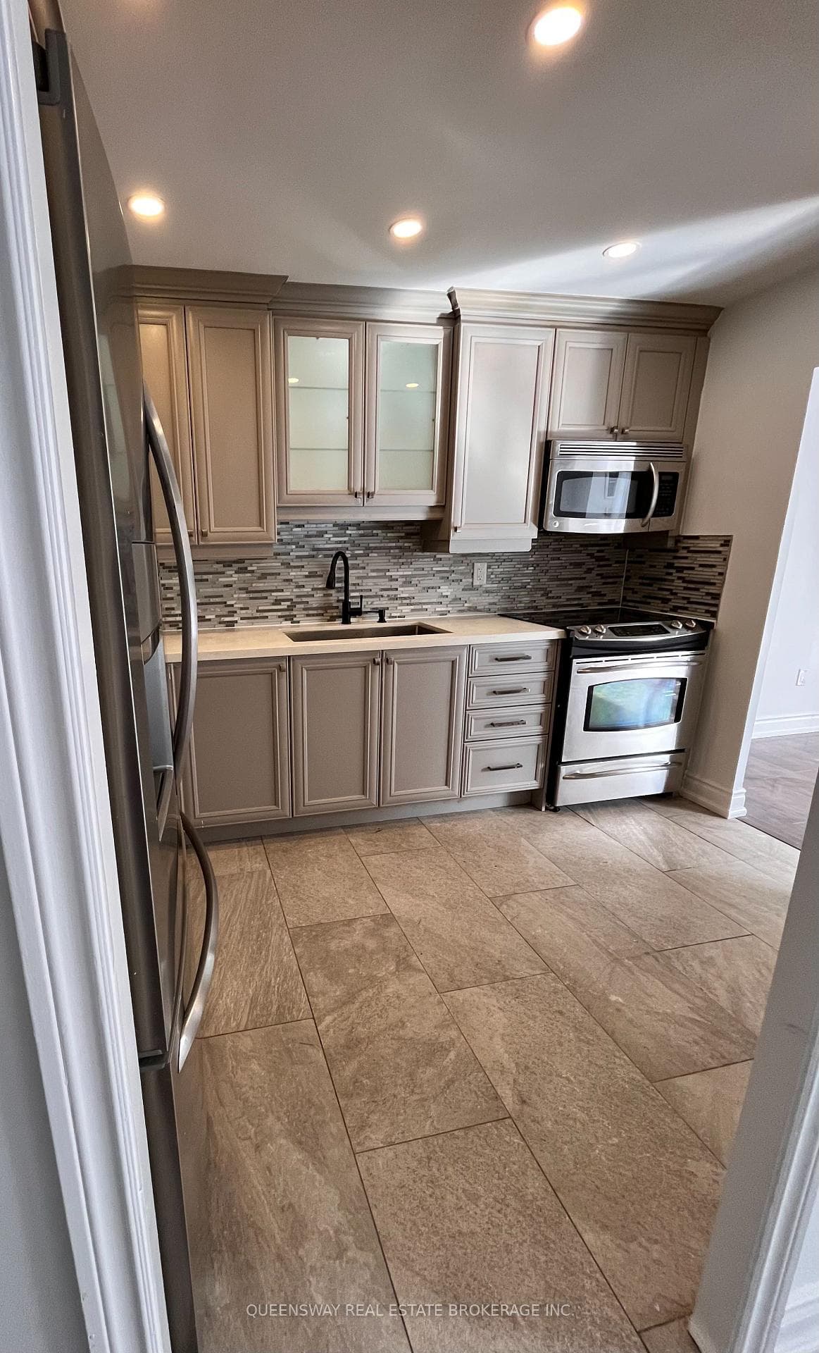 10 Edgecliff Golfway Unit 504 - Condo photo 4 of 17 in Flemingdon Park / Don Mills, Ontario