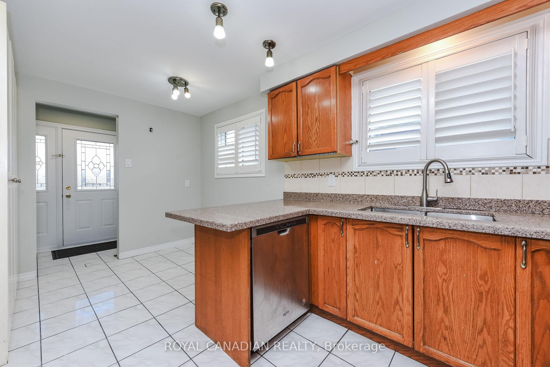 7566 Lockington Crescent - Detached photo 7 of 48 in Mississauga, Ontario