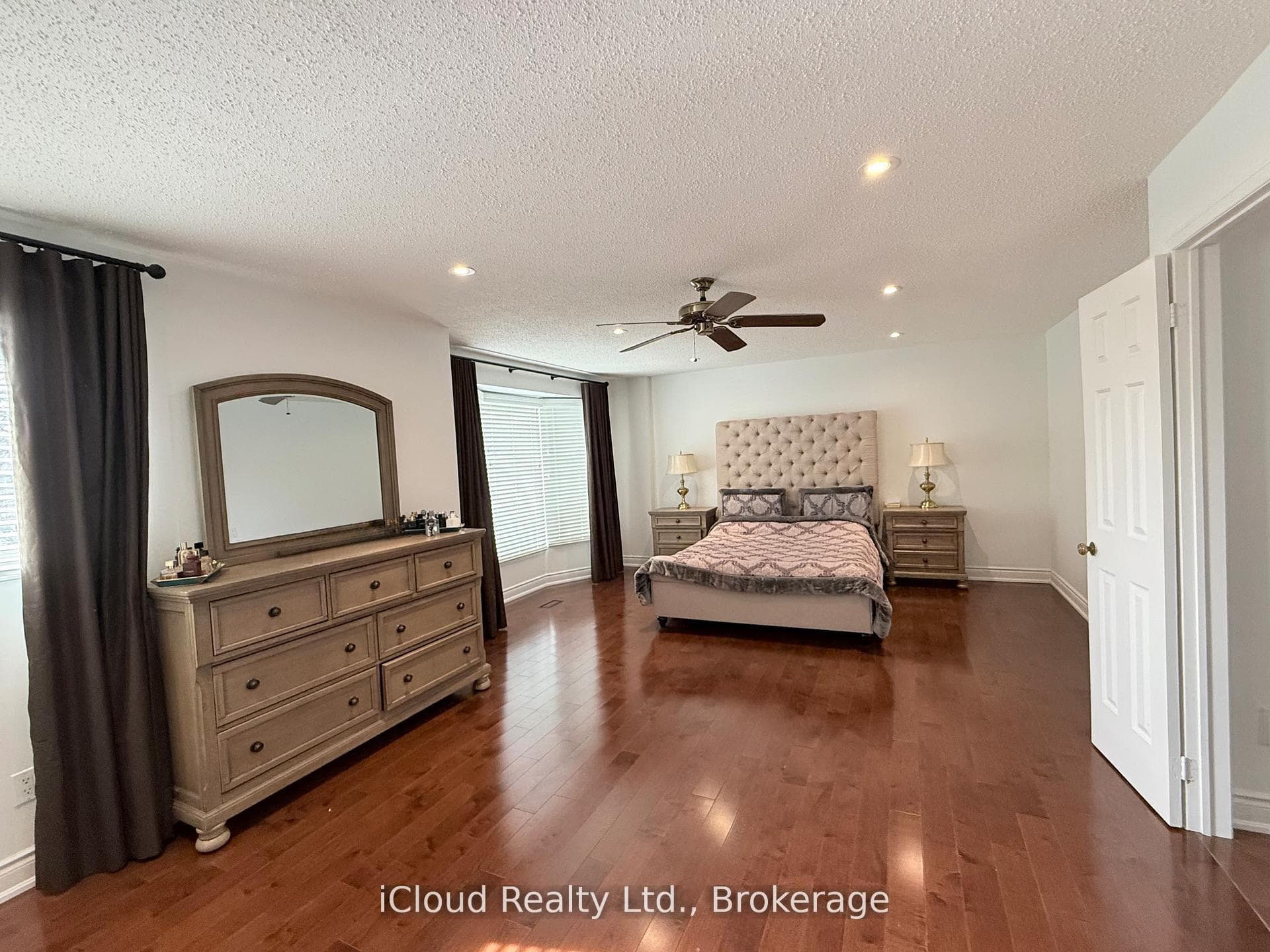 2067 Hunters Wood Drive - Detached photo 13 of 23 in Burlington, Ontario