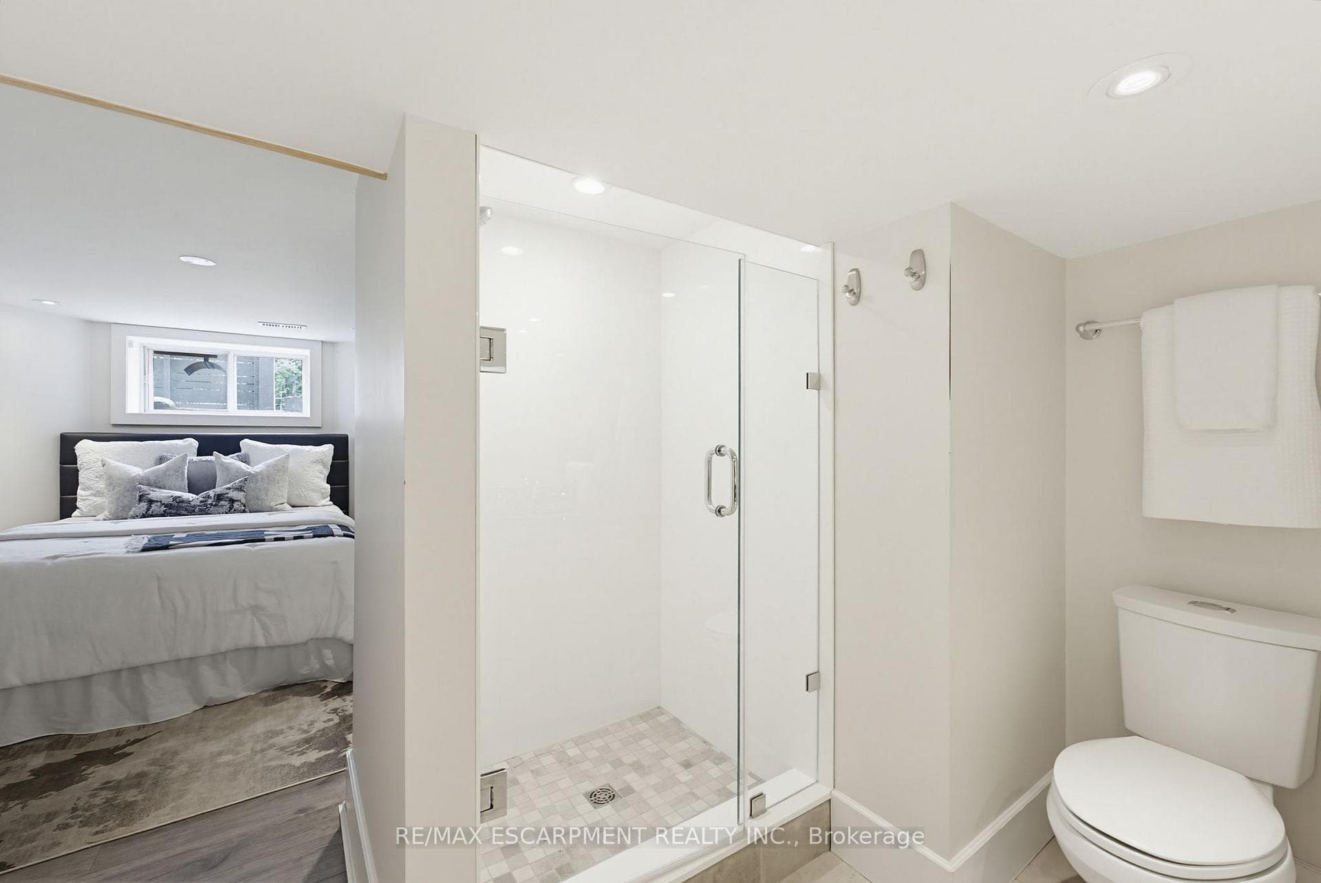 3083 LAKESHORE Road - Detached photo 33 of 50 in Burlington, Ontario