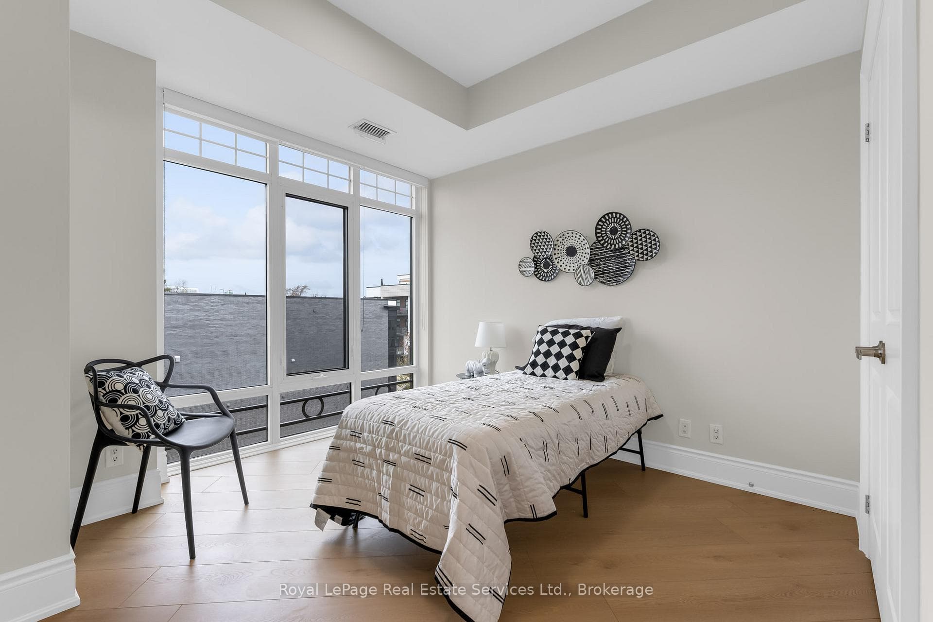 205 Lakeshore Road Unit 407 - Condo photo 10 of 27 in Oakville, Ontario