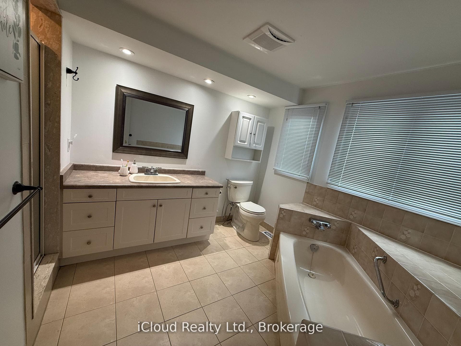 2067 Hunters Wood Drive - Detached photo 17 of 23 in Burlington, Ontario