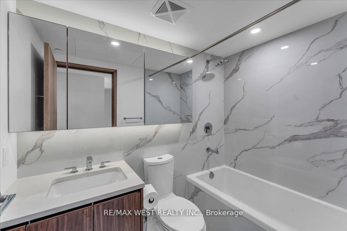 1 Concord Cityplace Way Unit 5709 - Condo photo 5 of 44 in Downtown Toronto / Waterfront, Ontario