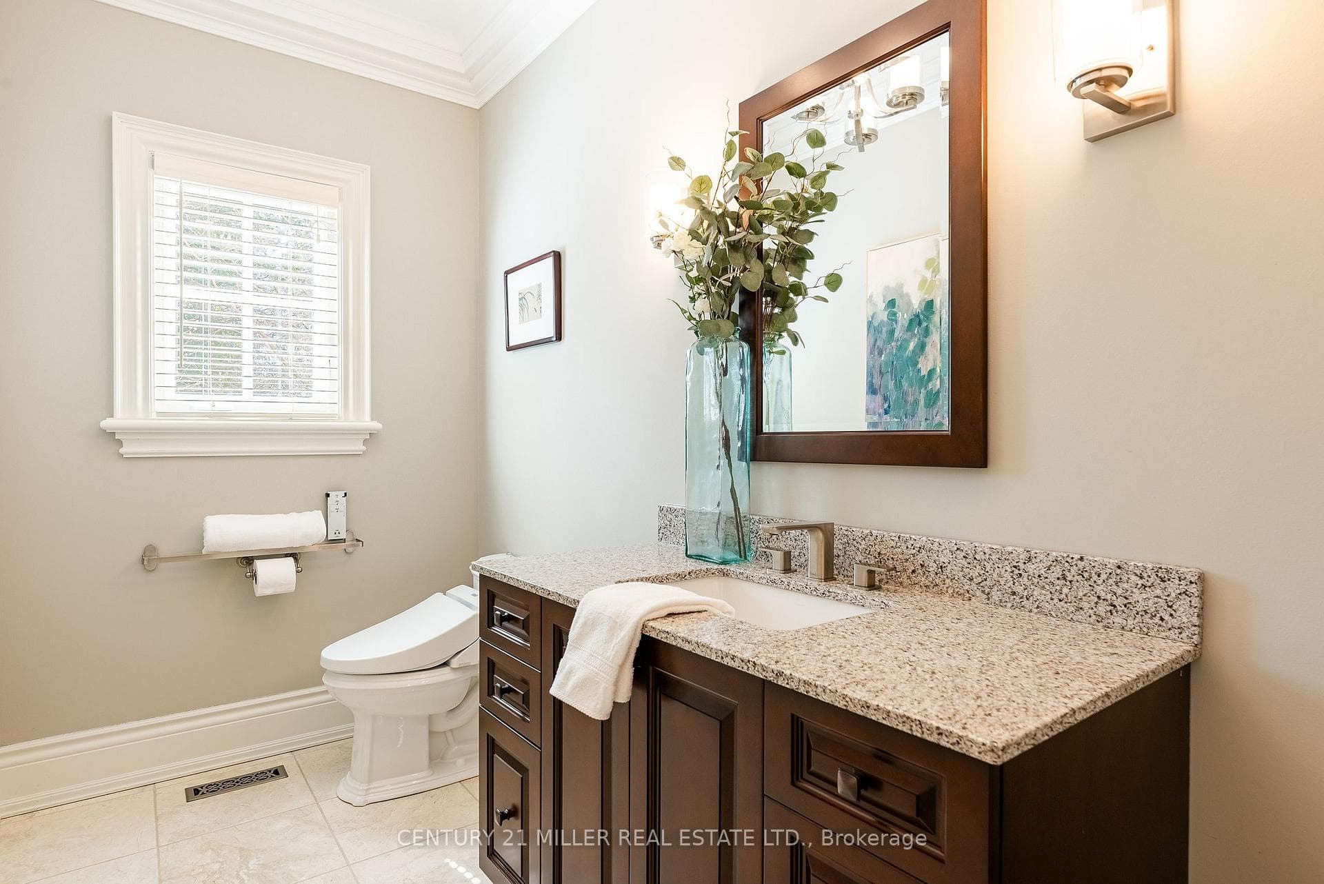 2096 Lakeshore Road - Detached photo 21 of 48 in Oakville, Ontario