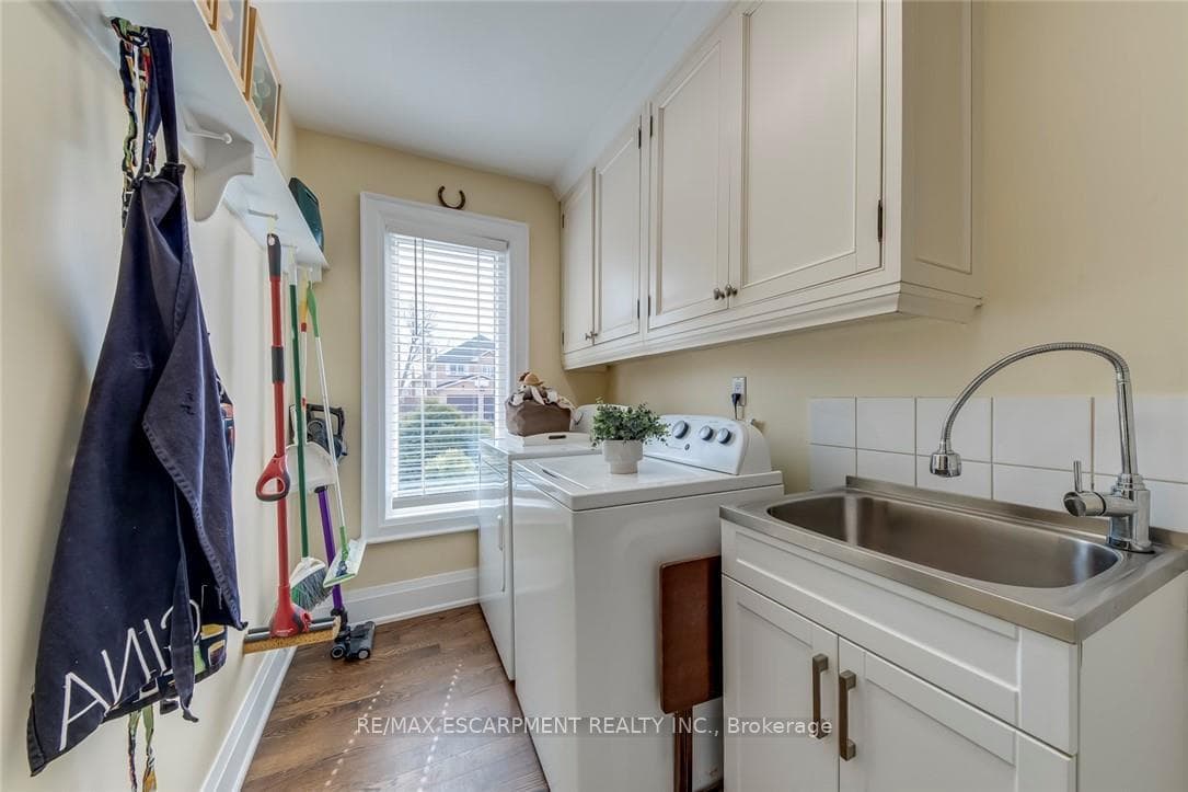 3311 SPRINGVALE Court - Detached photo 21 of 50 in Burlington, Ontario