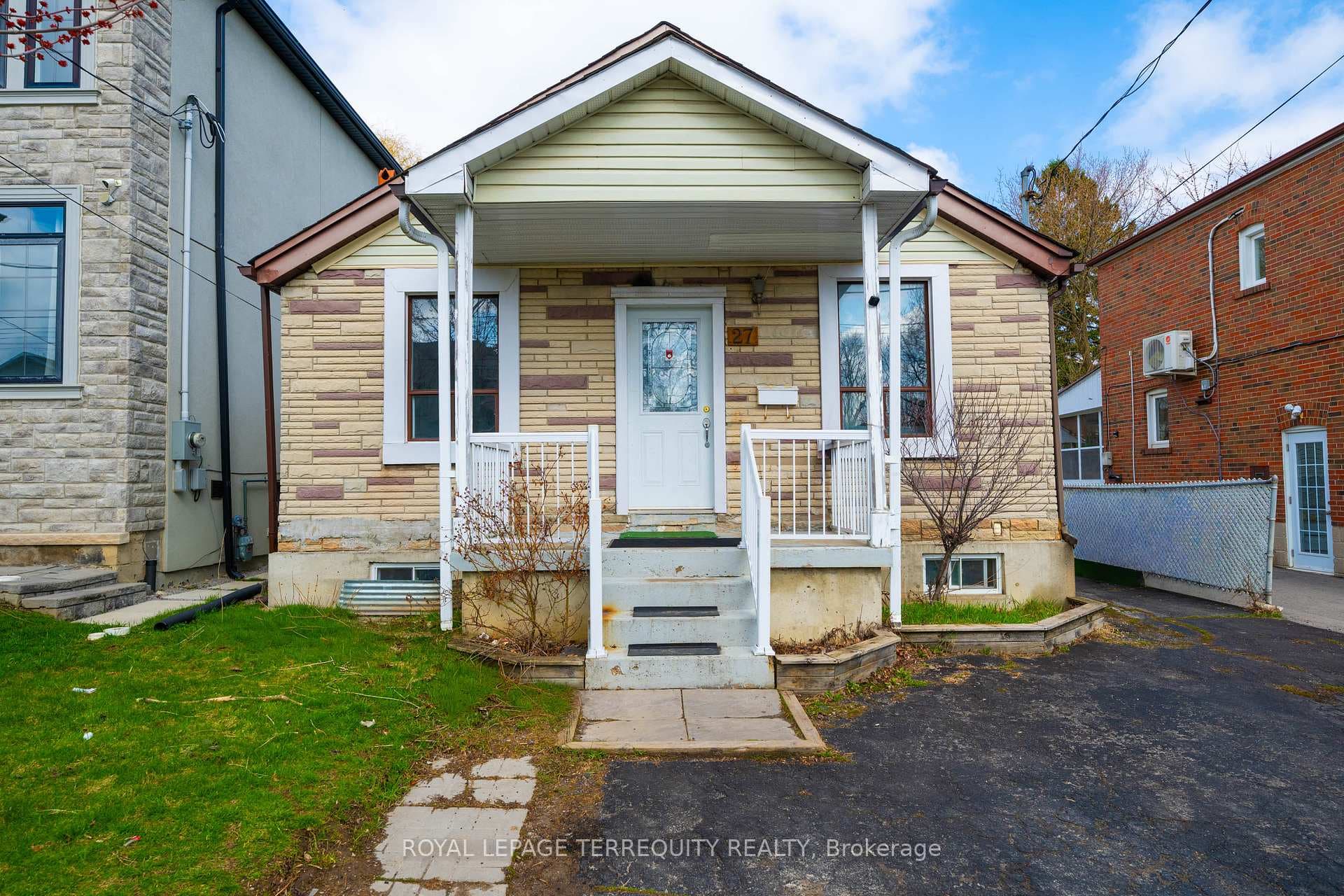27 Phillip Avenue - Detached photo 4 of 25 in Birch Cliff / Cliffside, Ontario