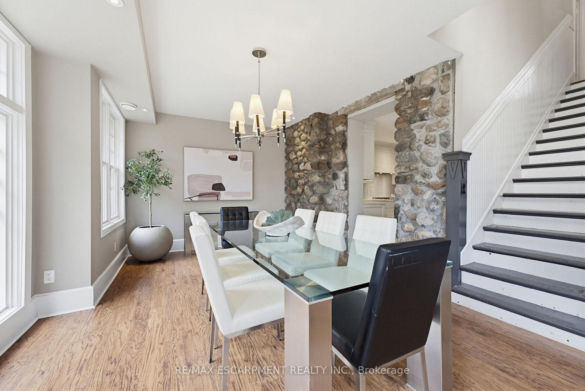 3083 LAKESHORE Road - Detached photo 8 of 50 in Burlington, Ontario