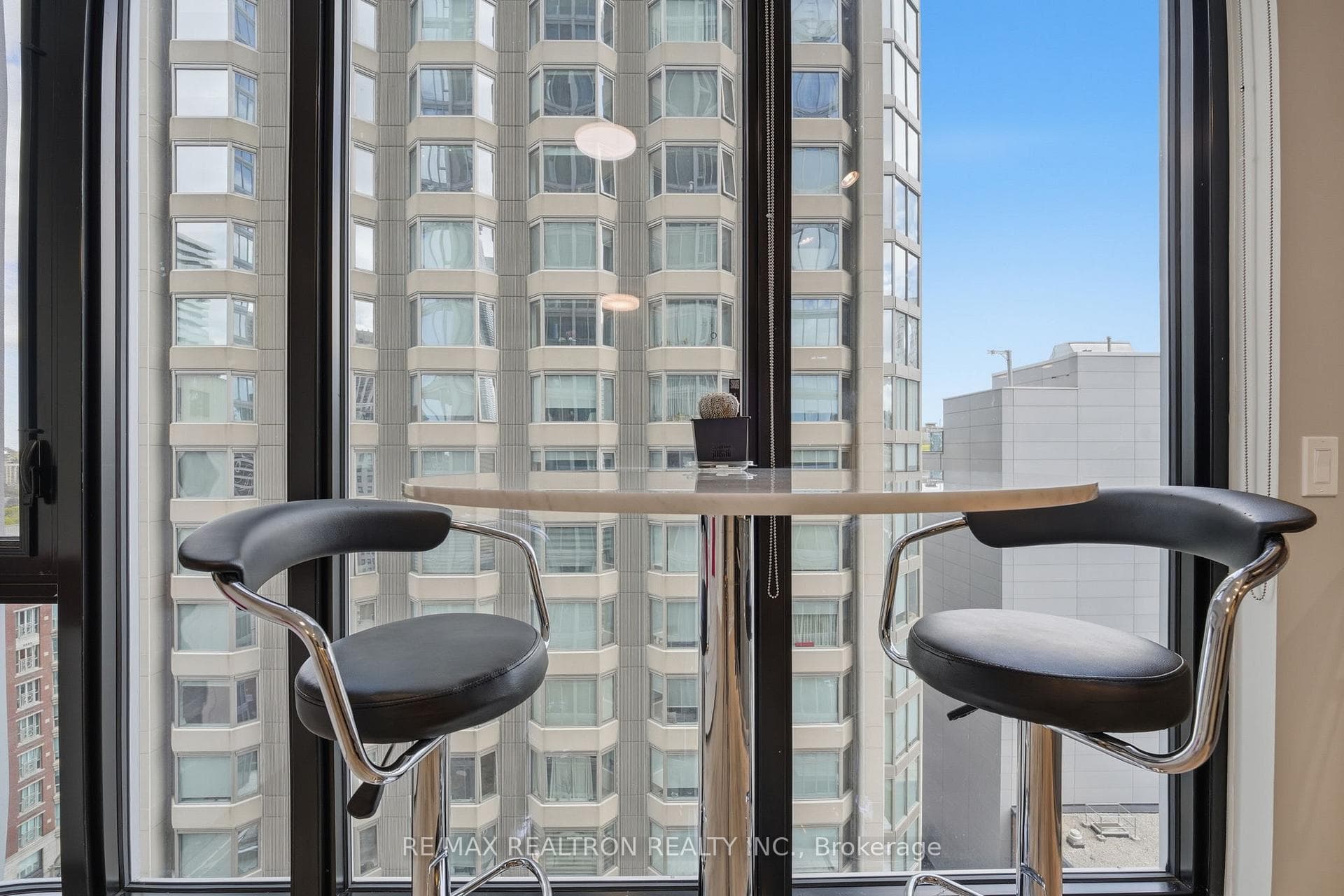 188 Cumberland Street Unit 1501 - Condo photo 12 of 17 in Annex / Yorkville / Summerhill, Ontario