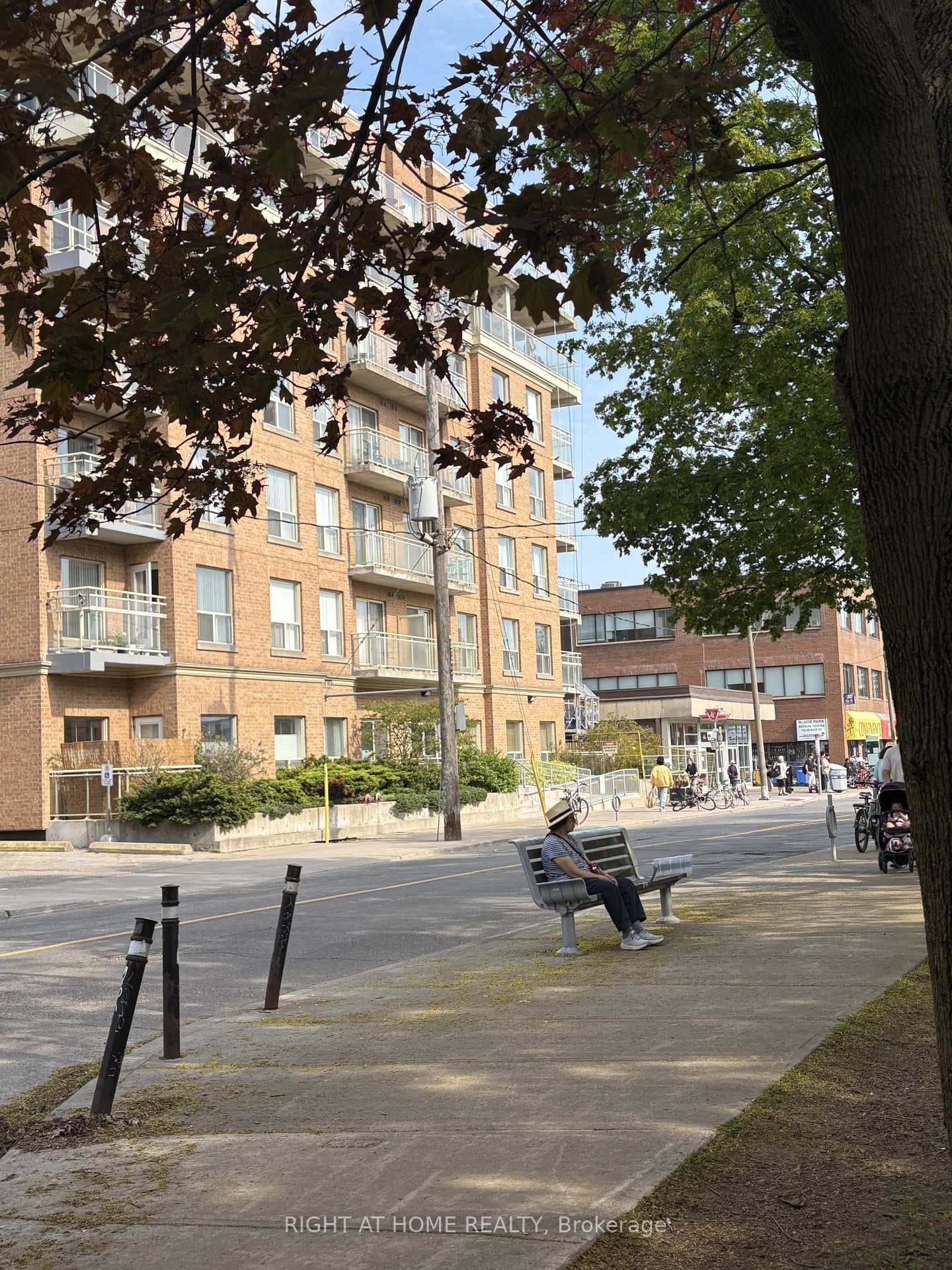 11 Christie Street Unit 406 - Condo photo 31 of 32 in Annex / Yorkville / Summerhill, Ontario