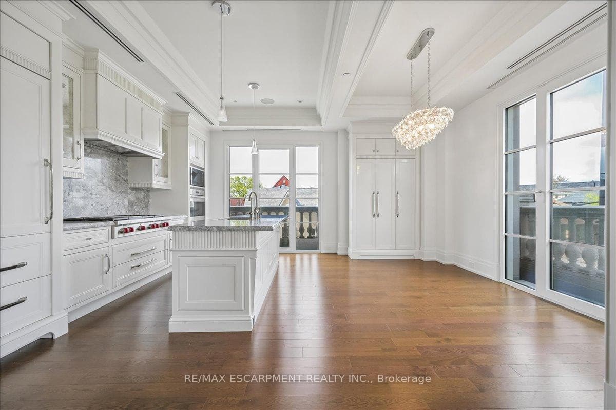 300 Randall Street Unit 211 - Condo photo 27 of 50 in Oakville, Ontario