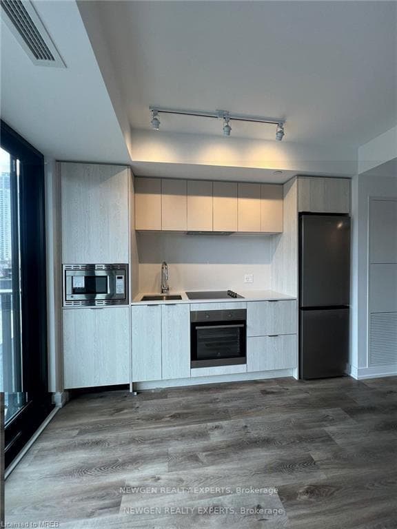 1 Jarvis Street Unit 504 - Condo photo 2 of 8 in Hamilton, Ontario