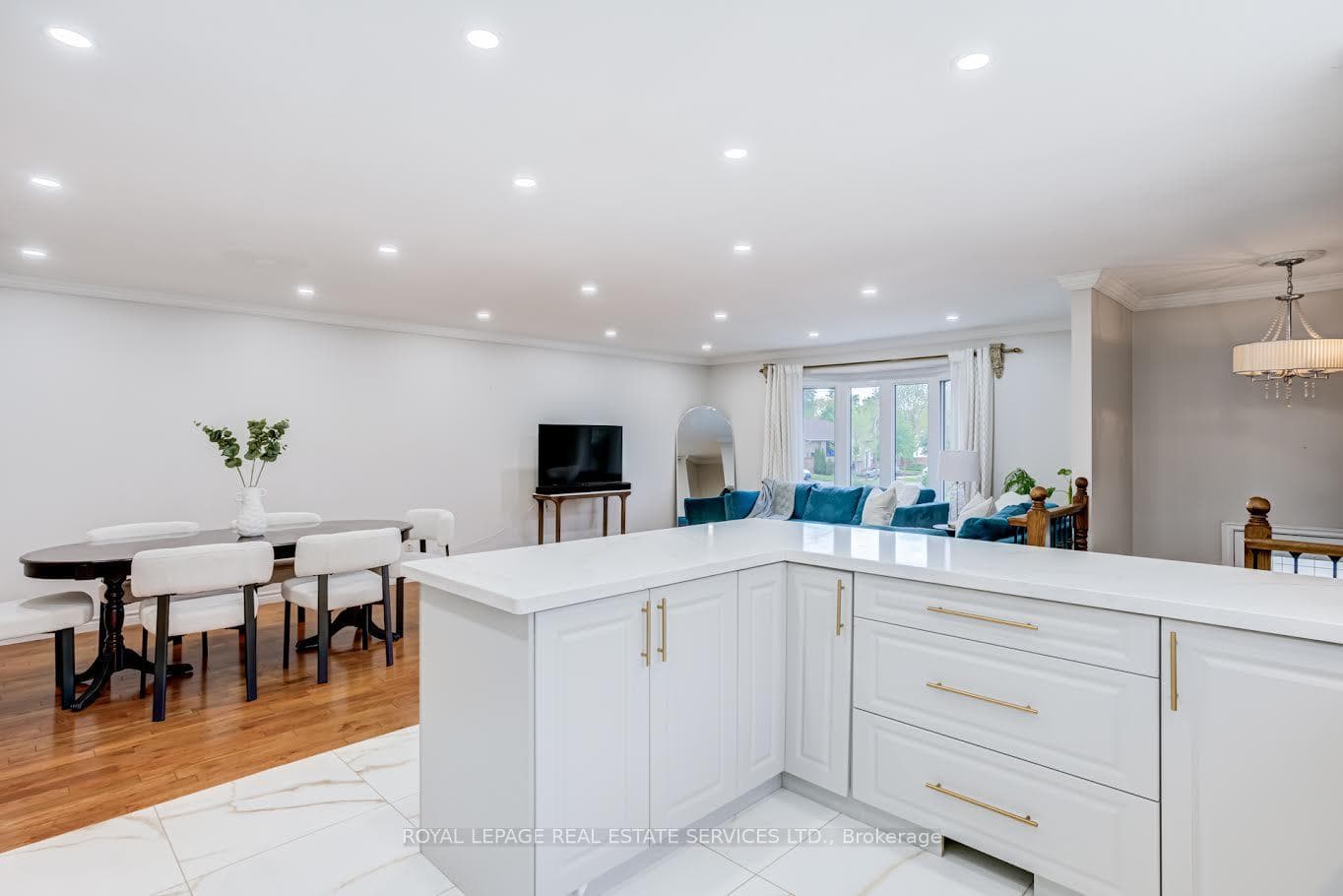 195 Cullum Court - Semi-Detached photo 10 of 43 in Burlington, Ontario