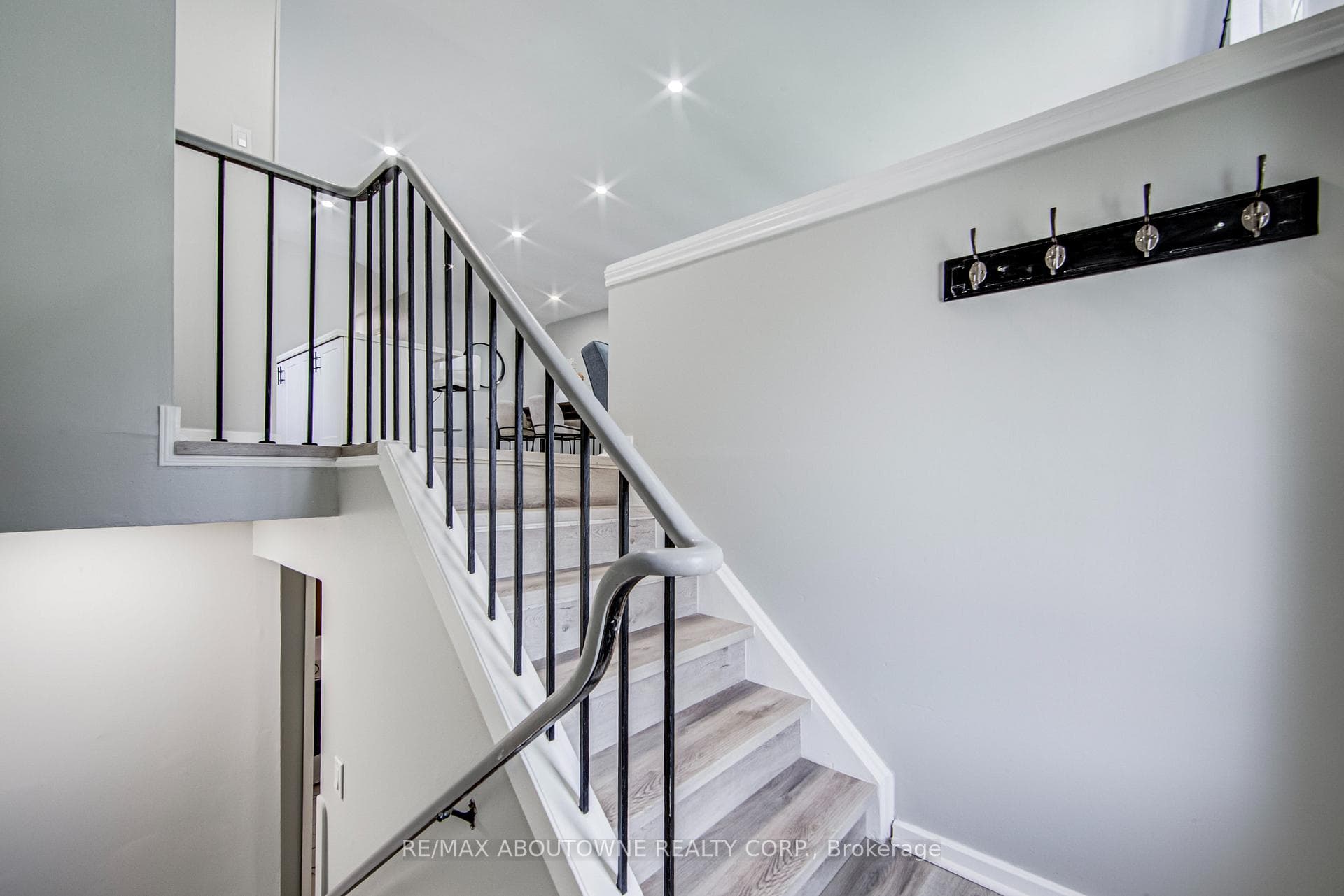 2367 Middlesmoor Crescent - Semi-Detached photo 16 of 31 in Burlington, Ontario