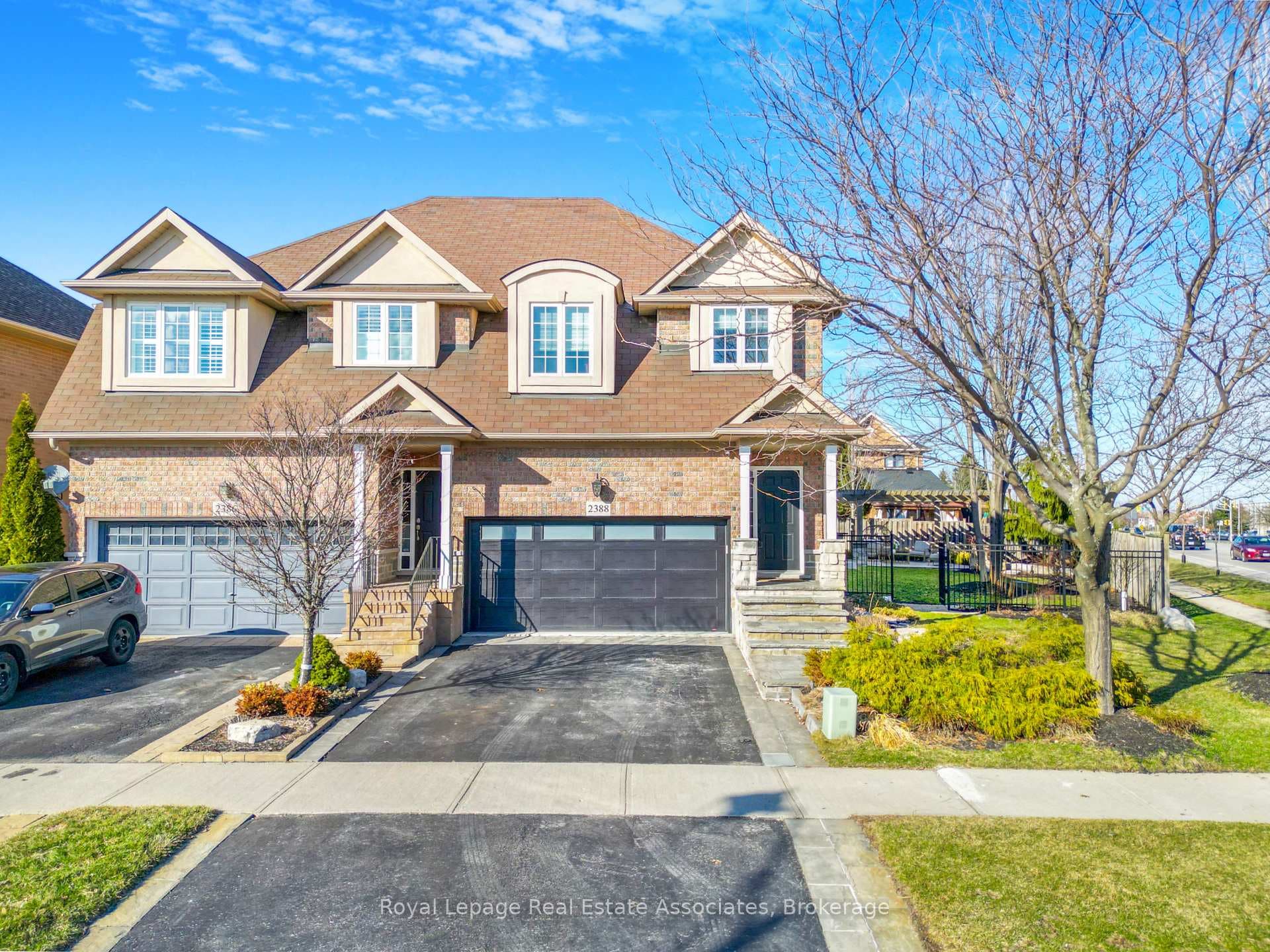 2388 Stone Glen Crescent - home for sale in Oakville, Ontario