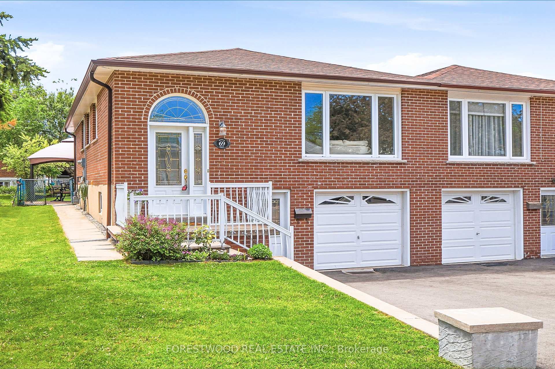 69 Surbray Grove - Semi-Detached photo 2 of 46 in Mississauga, Ontario