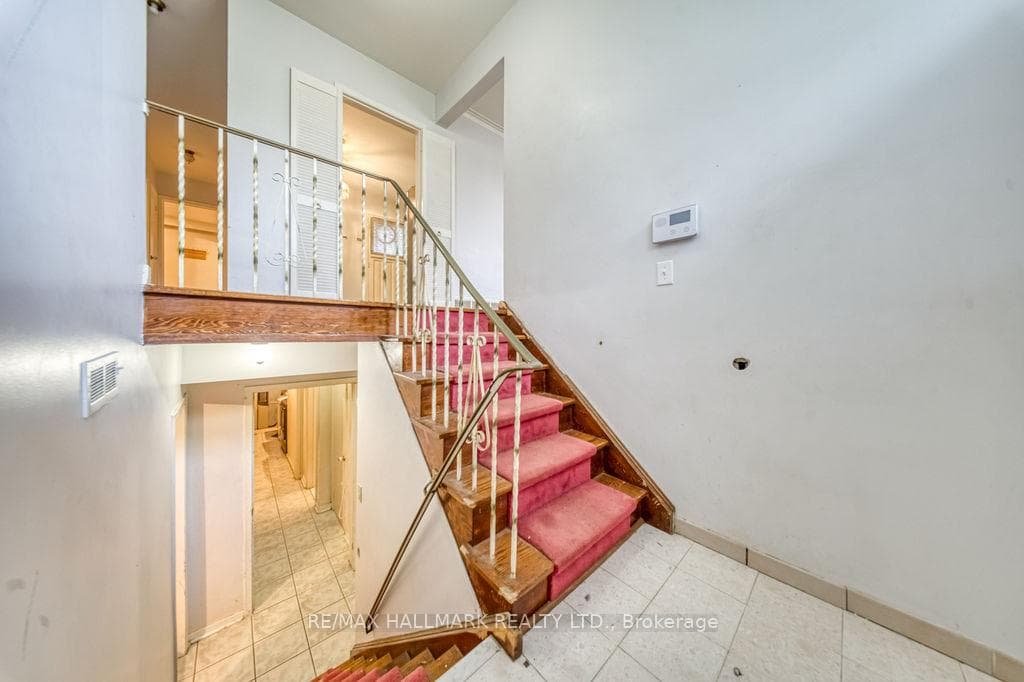 54 Sawley Drive - Detached photo 2 of 13 in Hillcrest Village / Bayview Village, Ontario