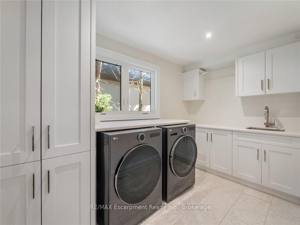 3087 Lakeshore Road - Detached photo 19 of 50 in Burlington, Ontario