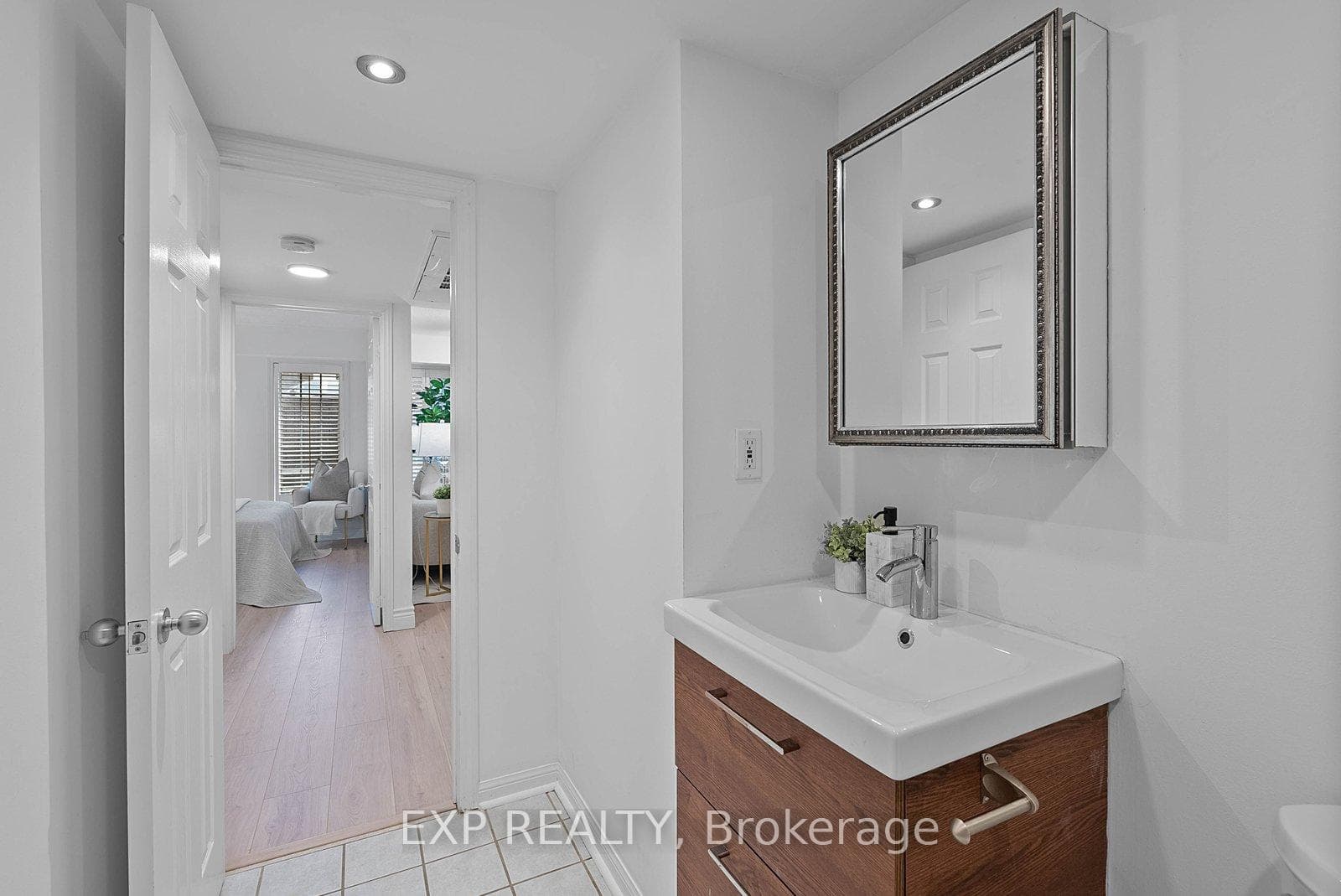 12 Portland Street Unit Th B - Condo photo 24 of 26 in Downtown Toronto / Waterfront, Ontario