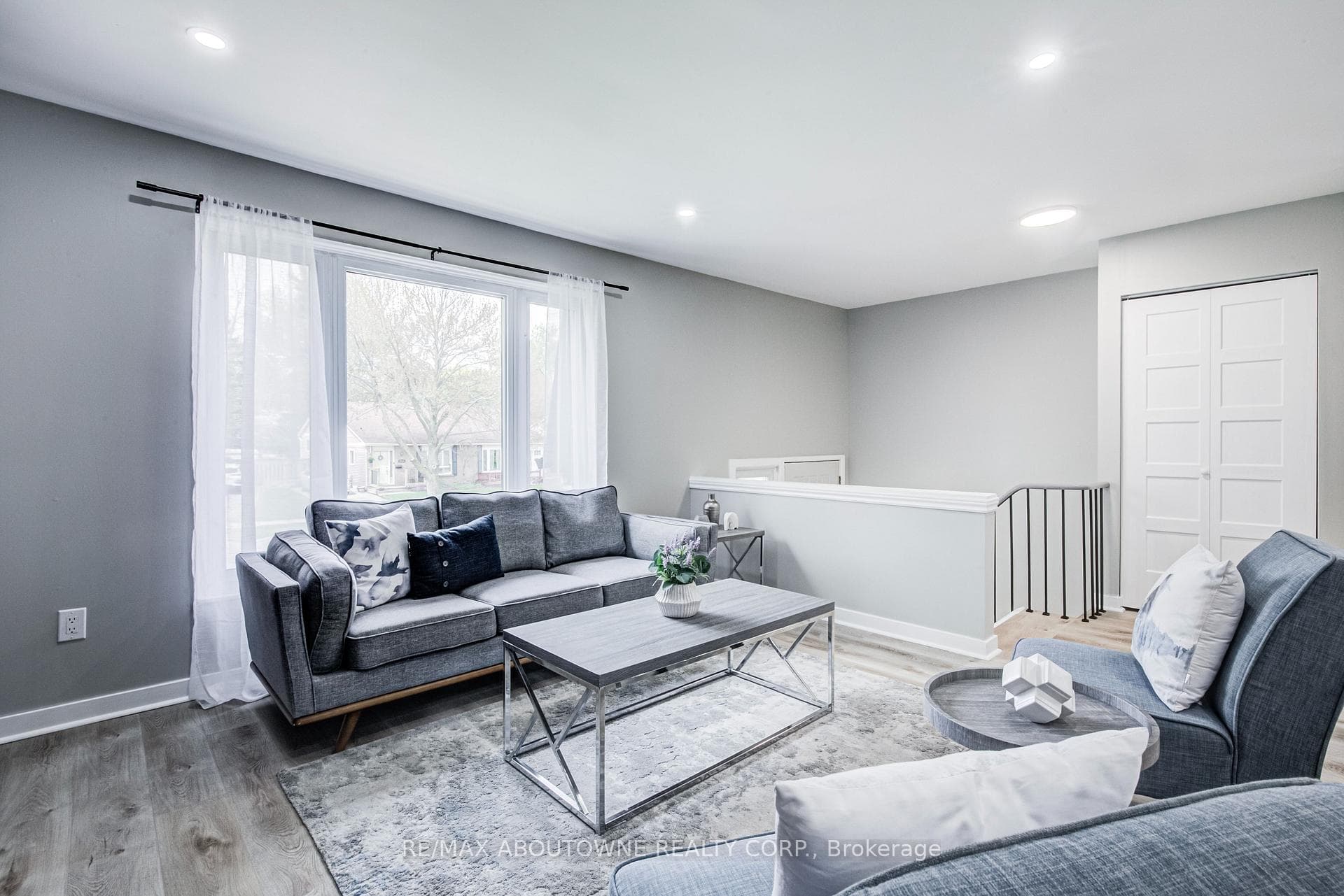 2367 Middlesmoor Crescent - Semi-Detached photo 9 of 31 in Burlington, Ontario