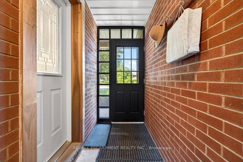 350 East Side Crescent - Detached photo 18 of 43 in Burlington, Ontario