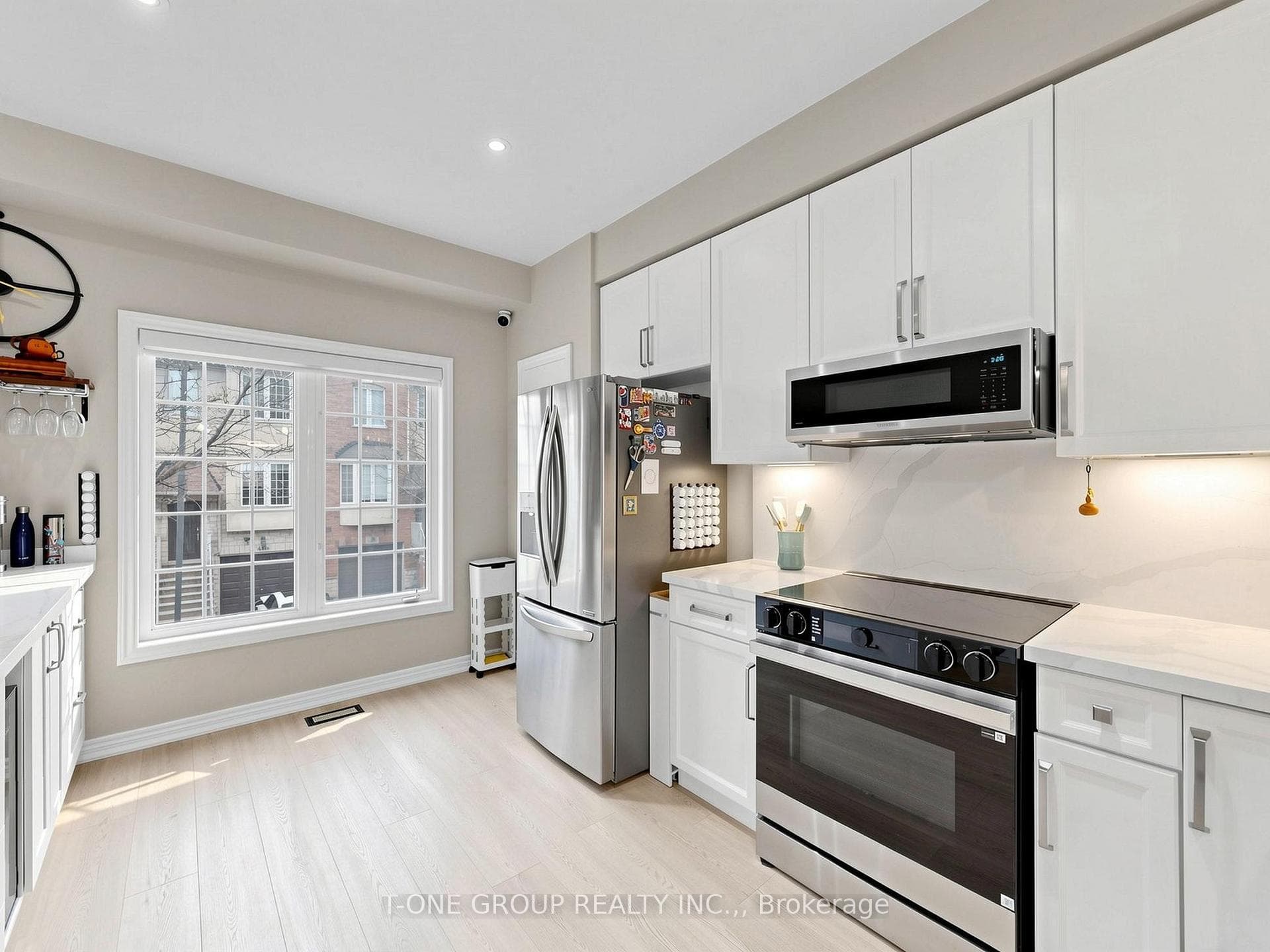 685 Rowley Common - Townhouse photo 8 of 43 in Burlington, Ontario