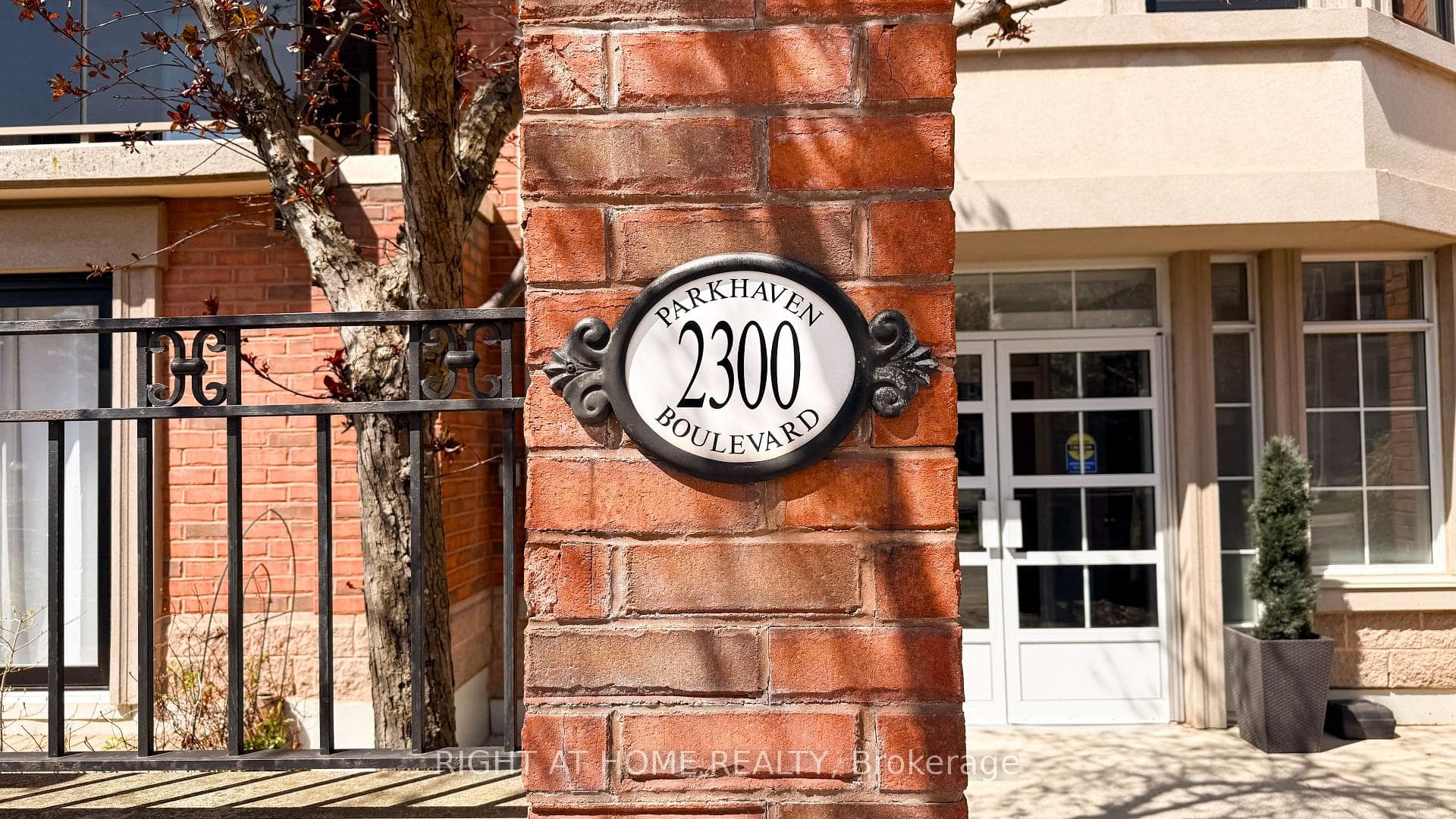 2300 Parkhaven Boulevard Unit 308 - home for sale in Oakville, Ontario
