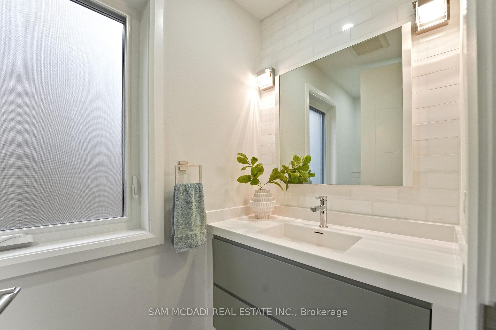 11B Maple Avenue - Semi-Detached photo 13 of 49 in Mississauga, Ontario