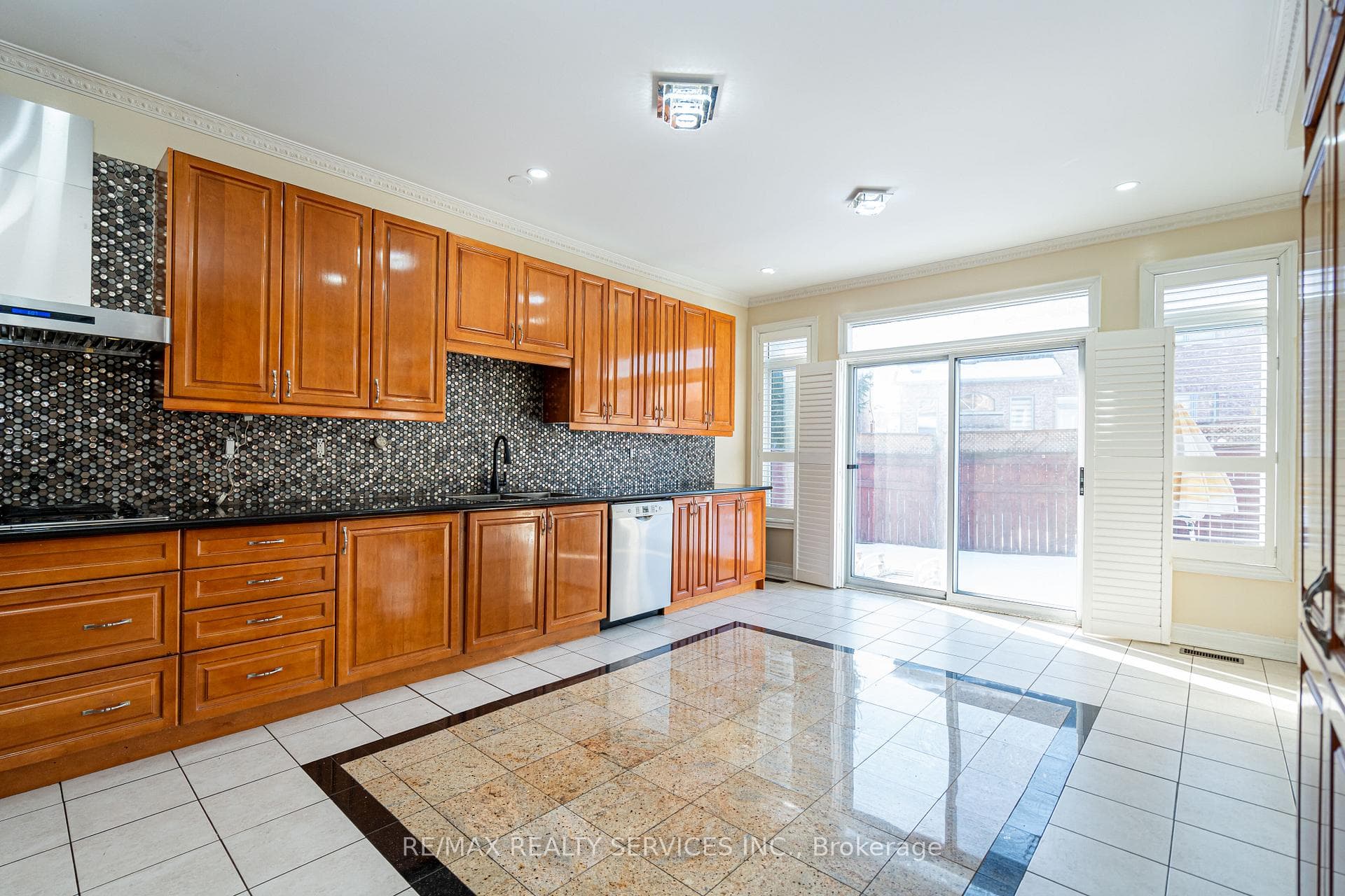 52 Mount Royal Circle - Detached photo 11 of 43 in Brampton, Ontario