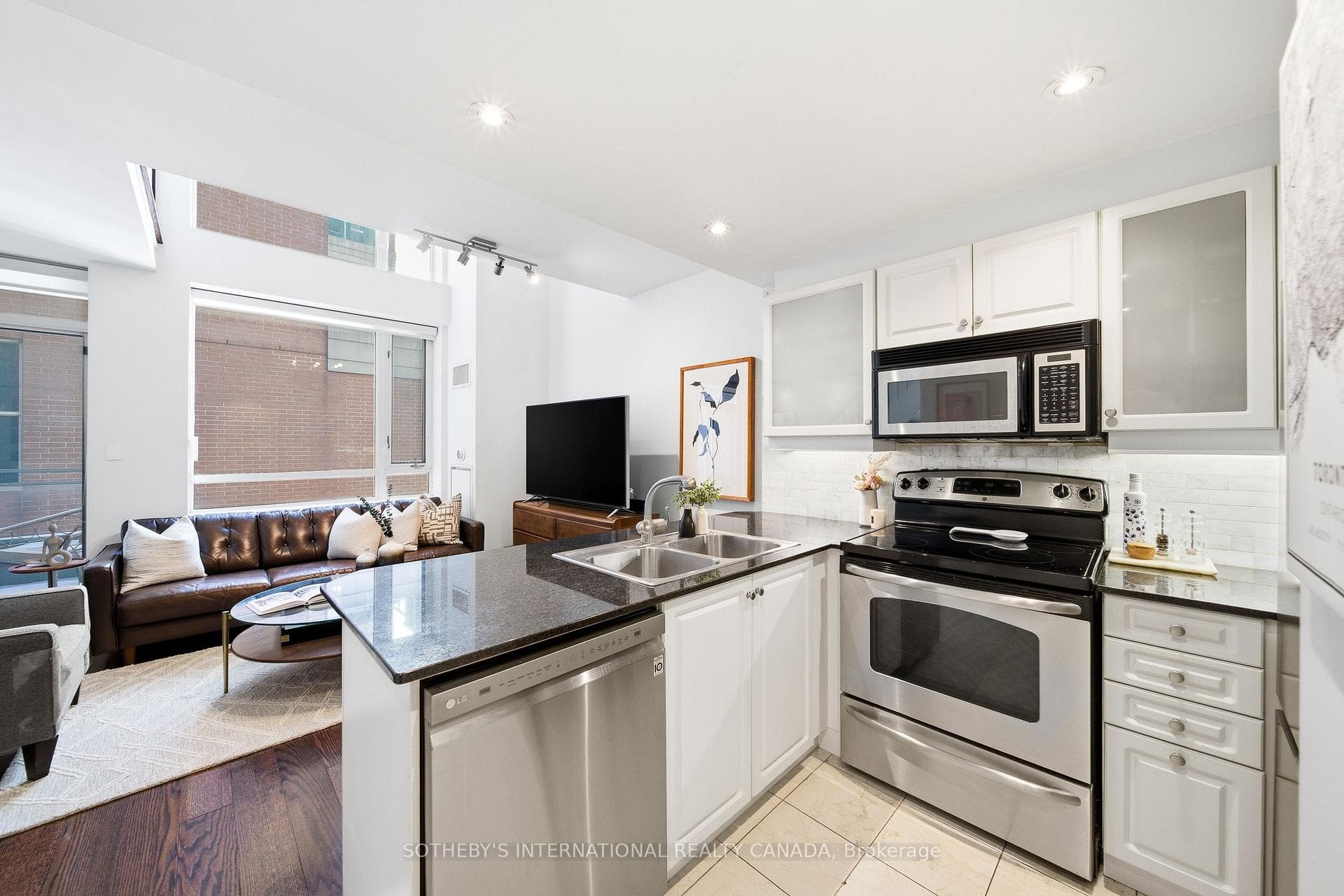 80 Cumberland Street Unit 1507 - Condo photo 8 of 32 in Annex / Yorkville / Summerhill, Ontario