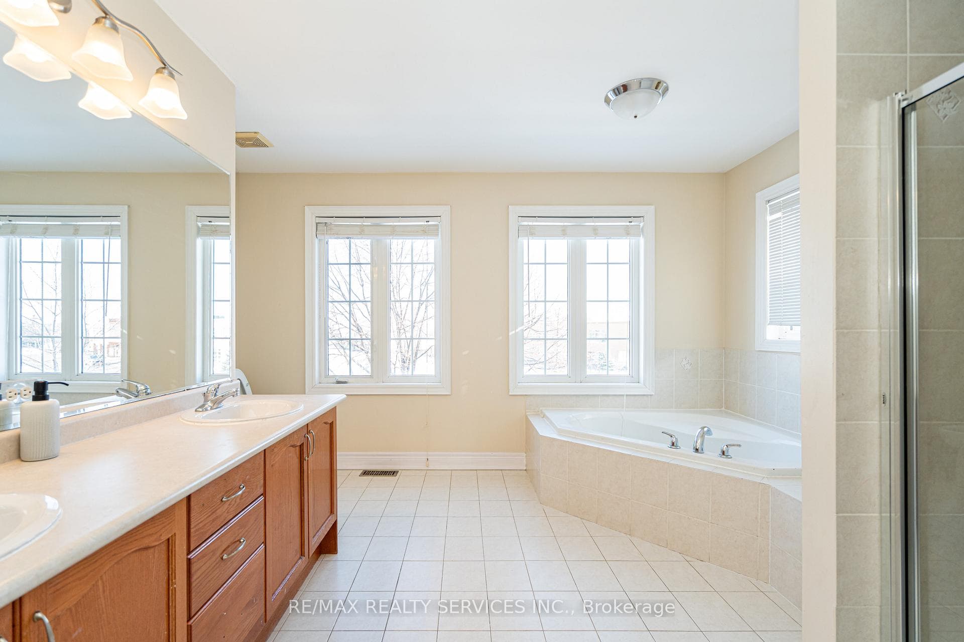 52 Mount Royal Circle - Detached photo 16 of 40 in Brampton, Ontario