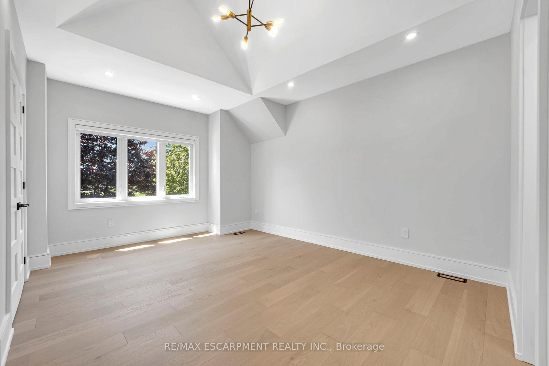 221 Morden Road - Detached photo 34 of 49 in Oakville, Ontario