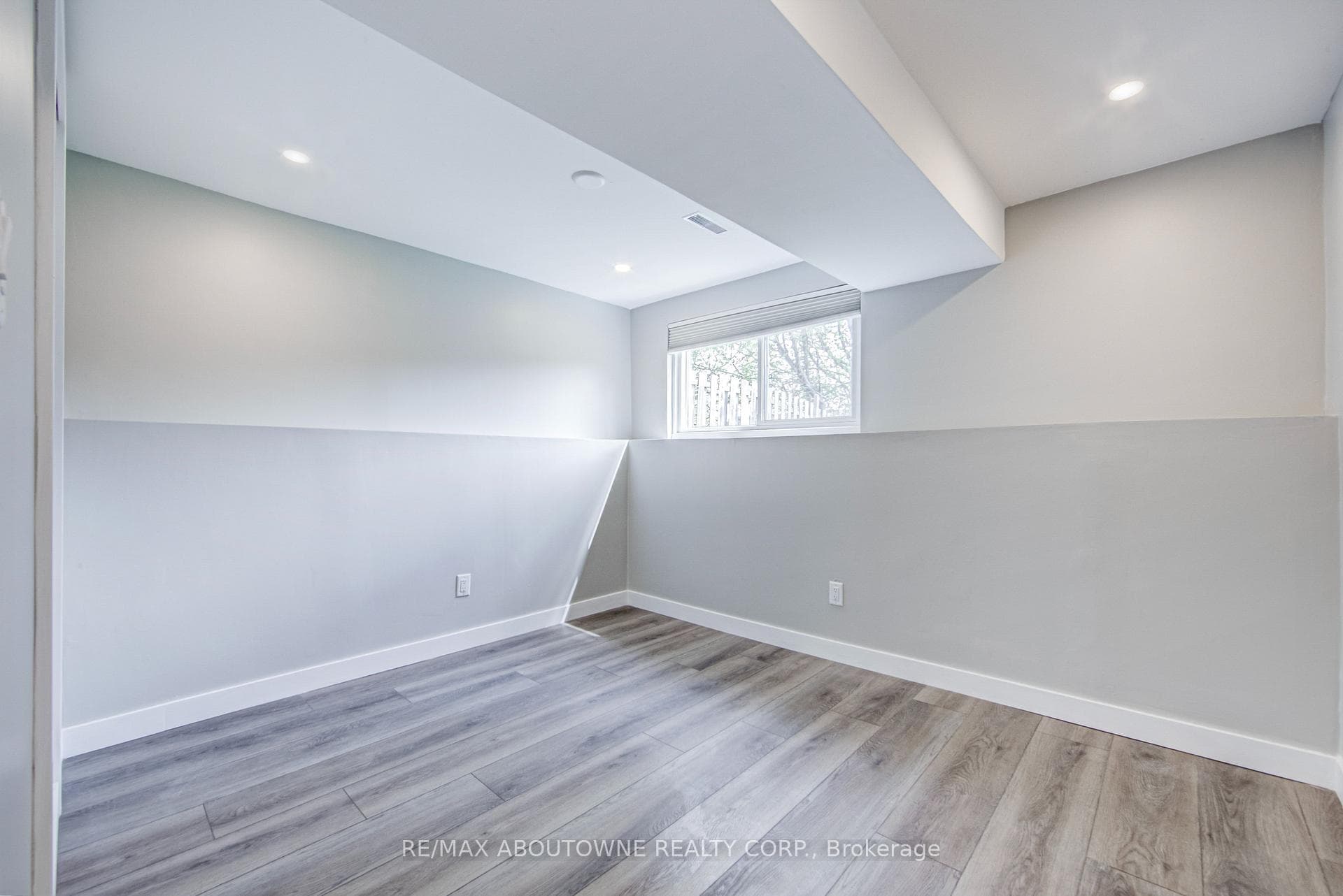 2367 Middlesmoor Crescent - Semi-Detached photo 23 of 31 in Burlington, Ontario