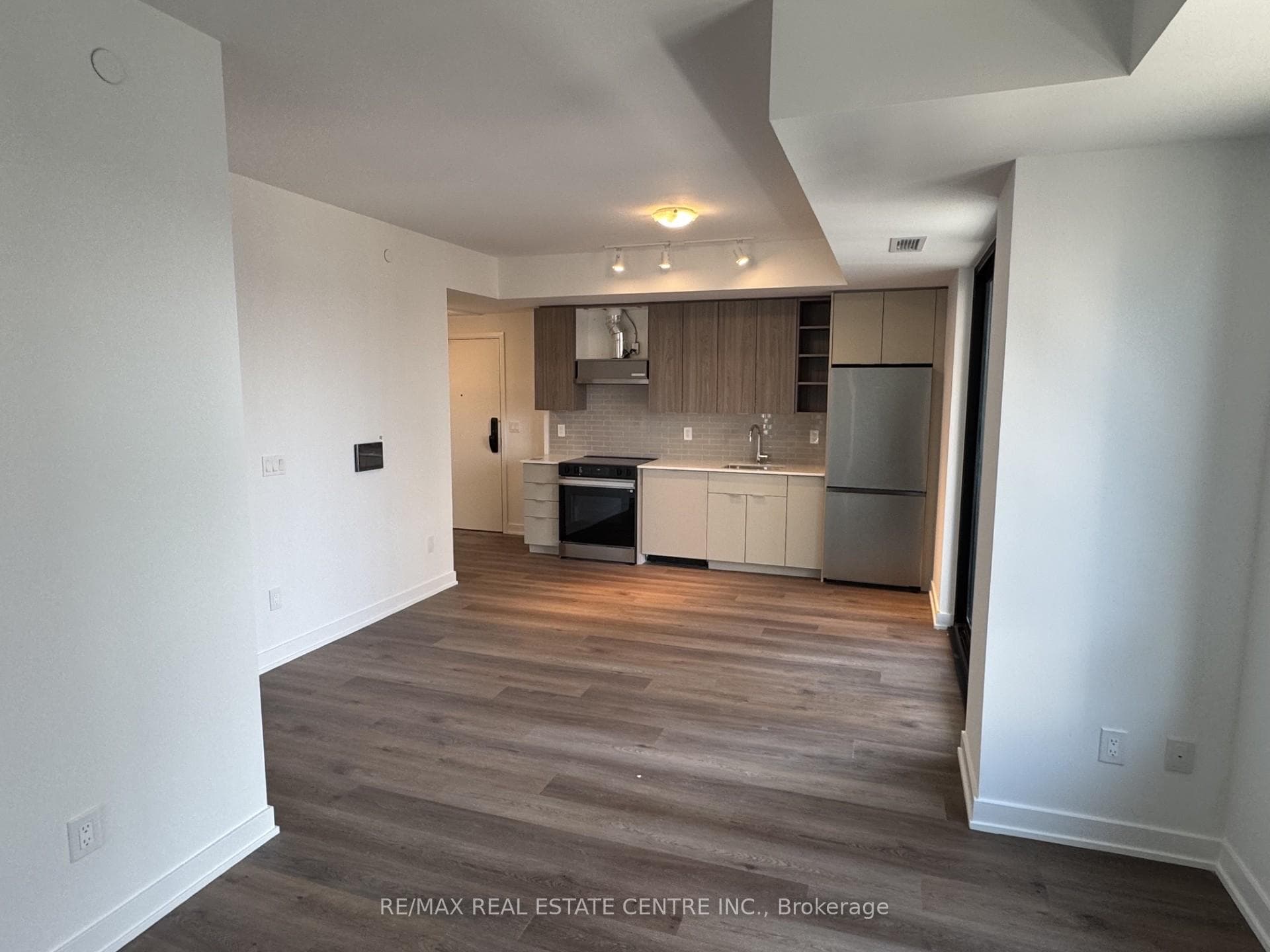2075 Lakeshore Road - Condo photo 2 of 7 in Burlington, Ontario