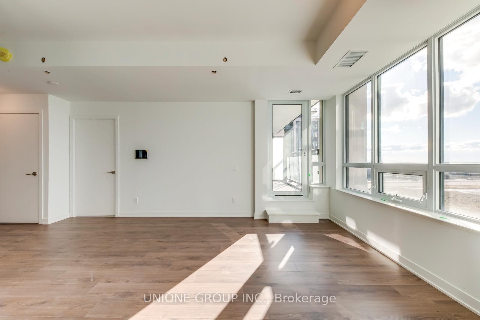 405 Dundas Street Unit 407 - Condo photo 12 of 26 in Oakville, Ontario