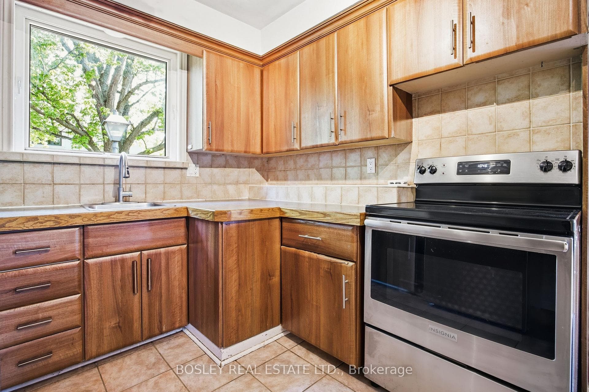 532 Sandmere Place - Detached photo 8 of 33 in Oakville, Ontario