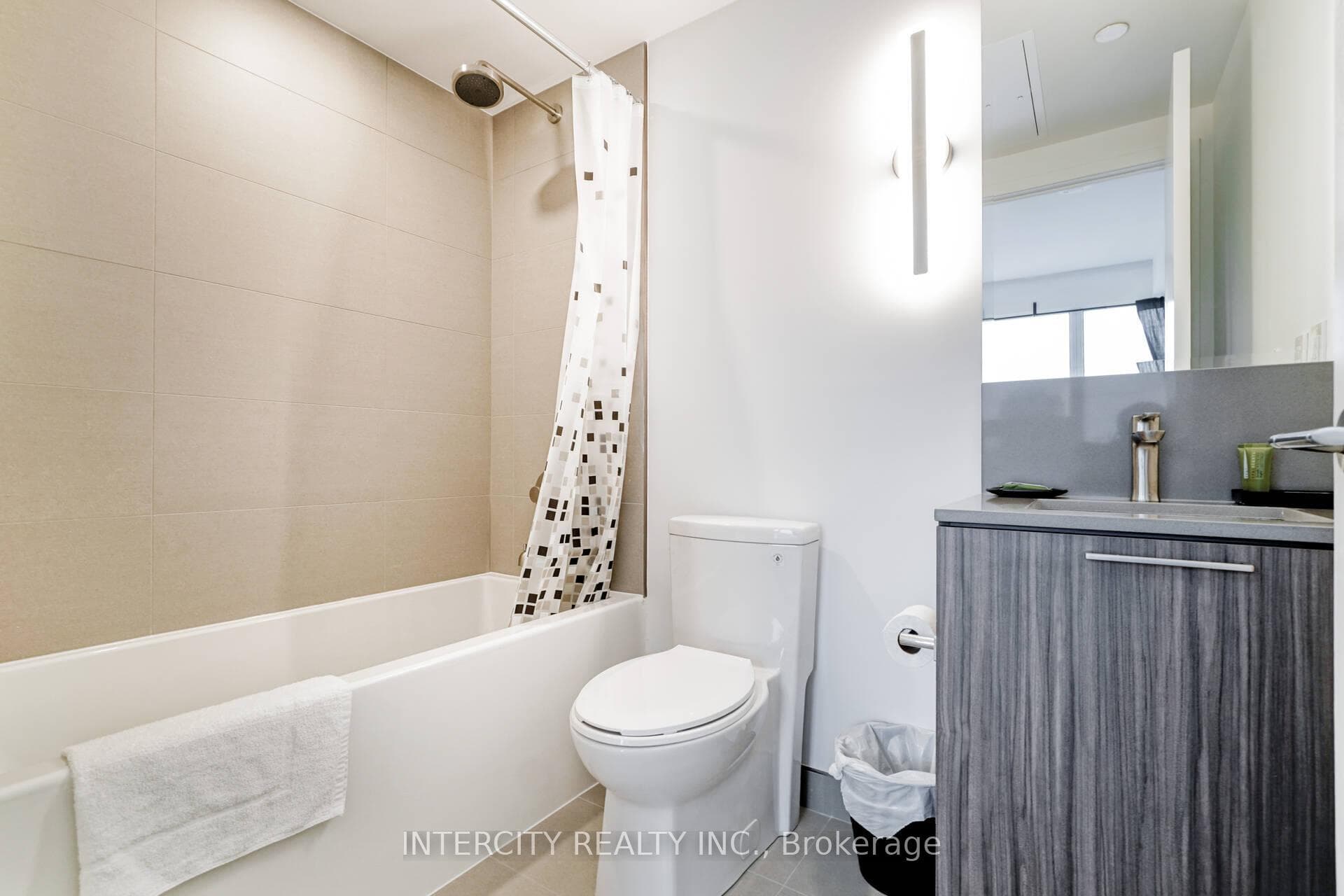 19 Western Battery Road Unit 2709 - Condo photo 5 of 7 in Downtown Toronto / Waterfront, Ontario