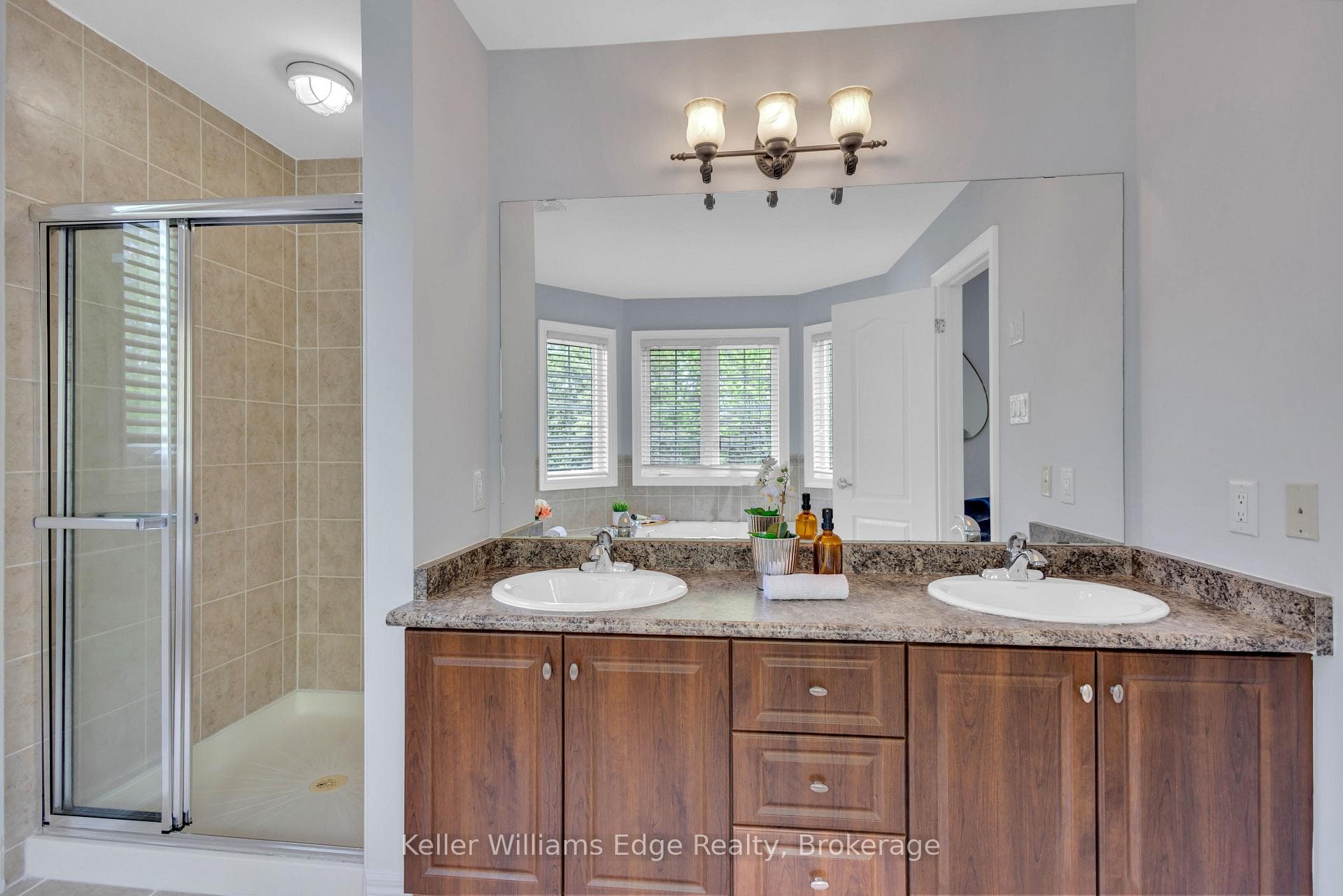 2241 Adirondak Trail - Detached photo 21 of 50 in Oakville, Ontario
