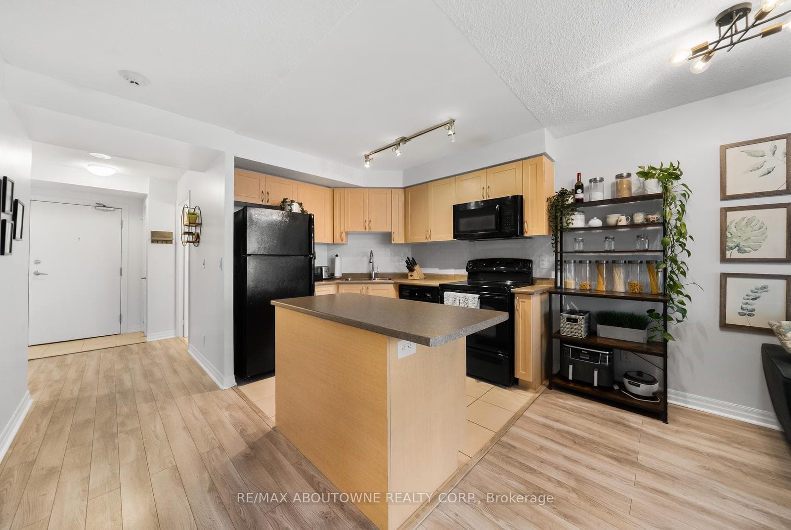 1940 Ironstone Drive Unit 808 - Condo photo 8 of 33 in Burlington, Ontario