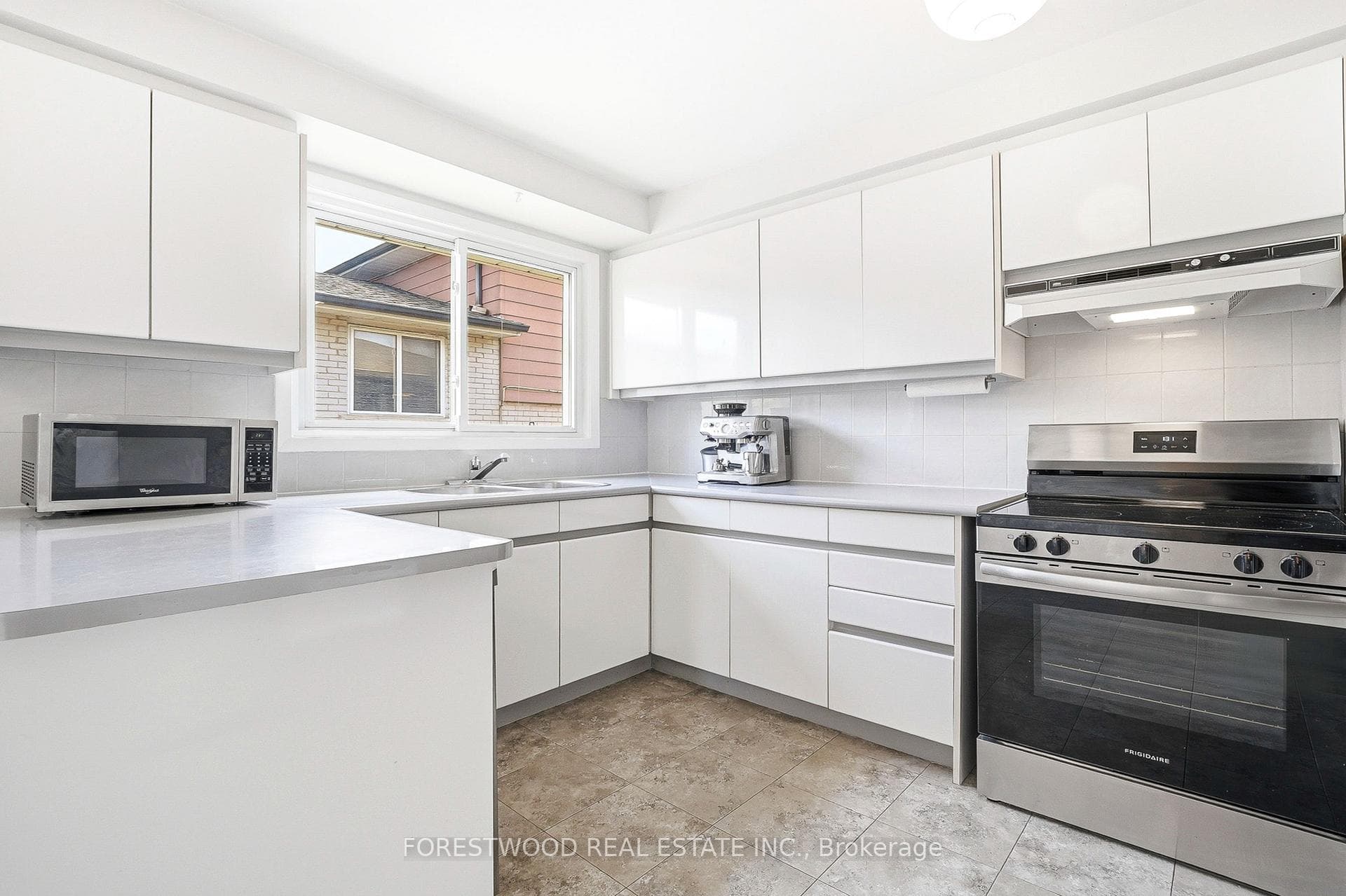 69 Surbray Grove - Semi-Detached photo 12 of 46 in Mississauga, Ontario