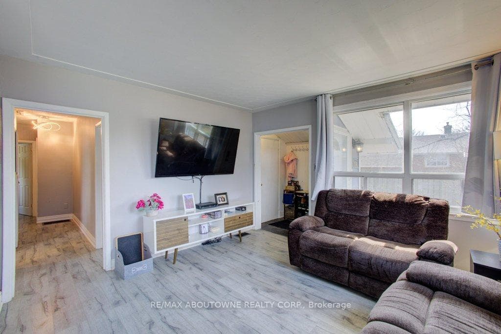 114 Ringwood Road - Detached photo 6 of 20 in Oakville, Ontario