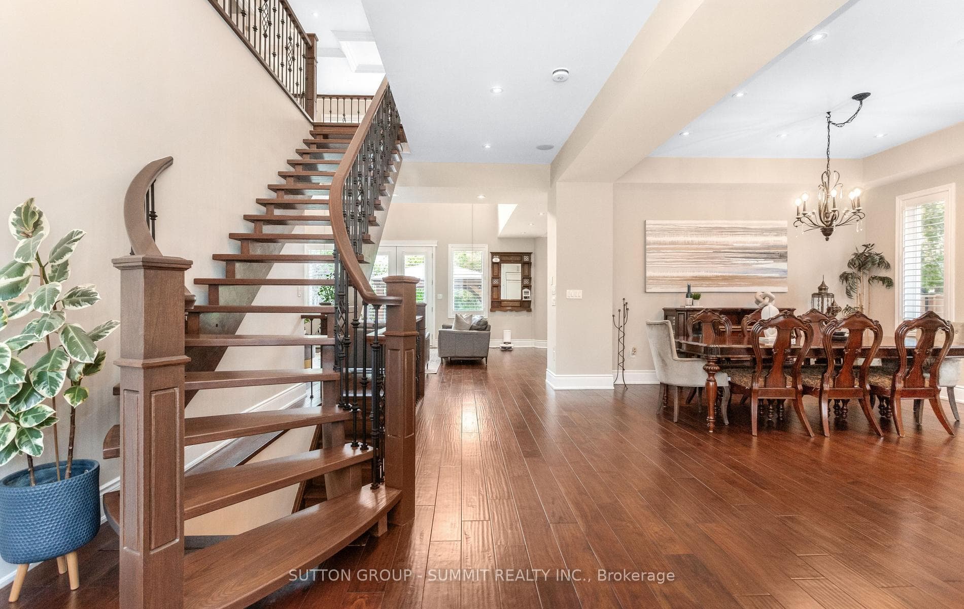 121 Ringwood Road - Detached photo 4 of 49 in Oakville, Ontario