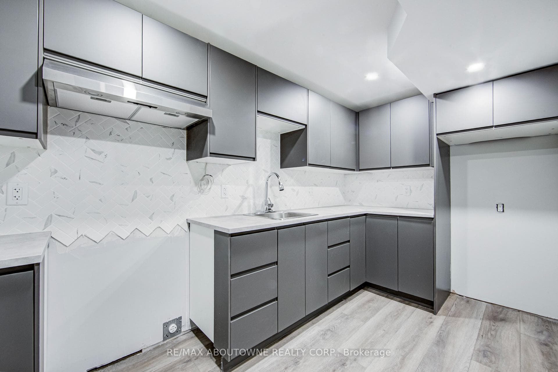 2367 Middlesmoor Crescent - Semi-Detached photo 21 of 31 in Burlington, Ontario