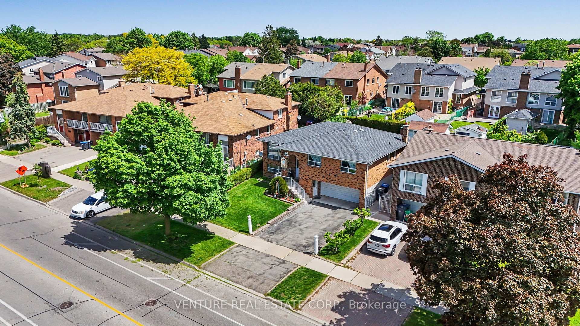 346 Centre Street - Detached photo 2 of 50 in Brampton, Ontario