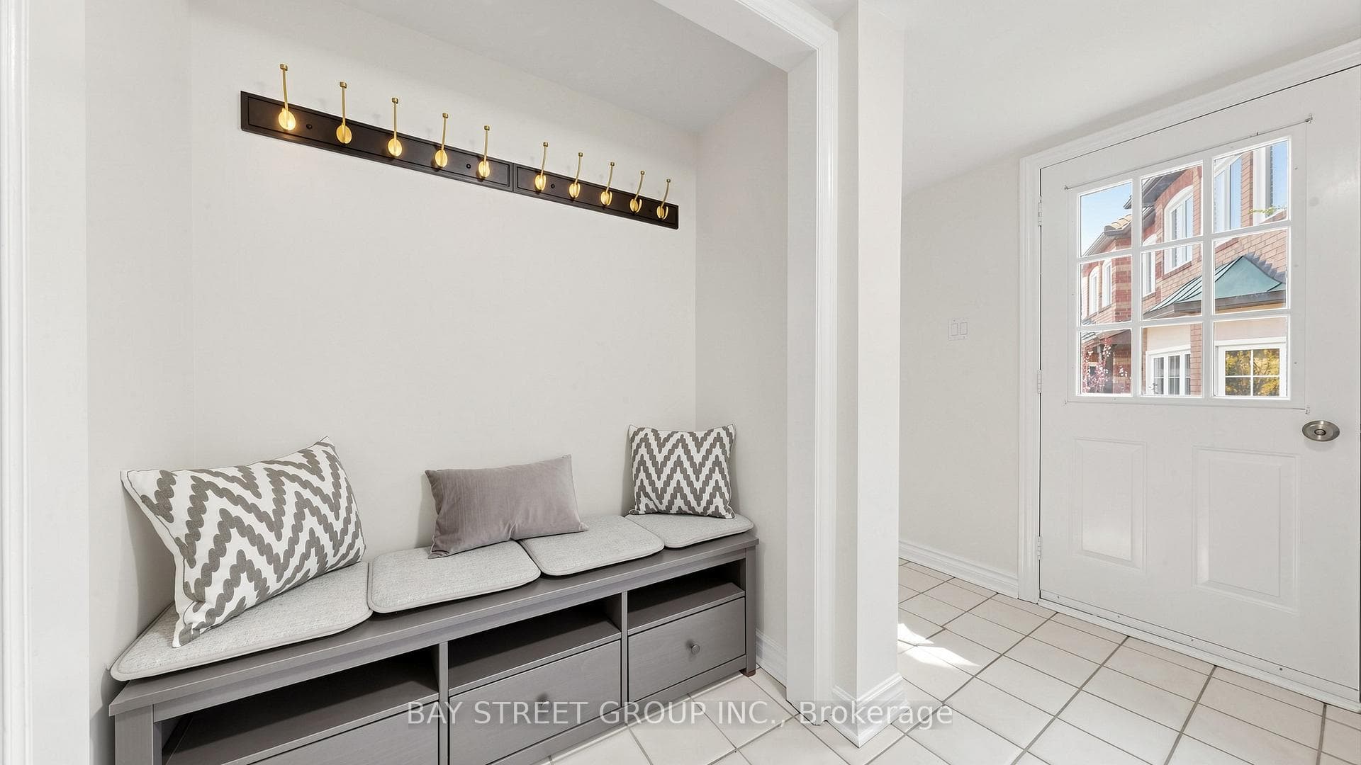 1742 Sir Monty's Drive - Detached photo 14 of 43 in Mississauga, Ontario