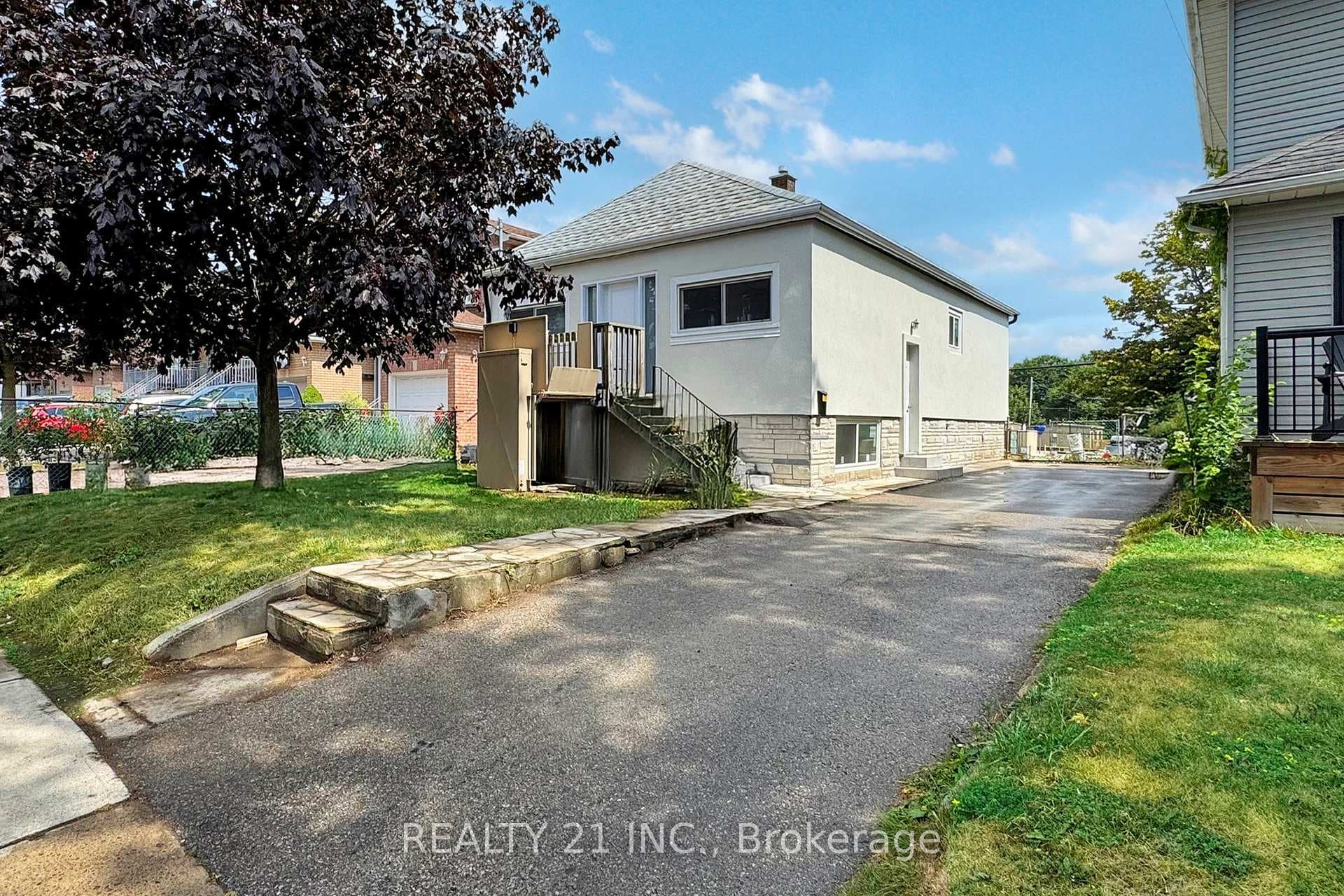 125 S Woodrow Boulevard - Detached photo 1 of 35 in Birch Cliff / Cliffside, Ontario