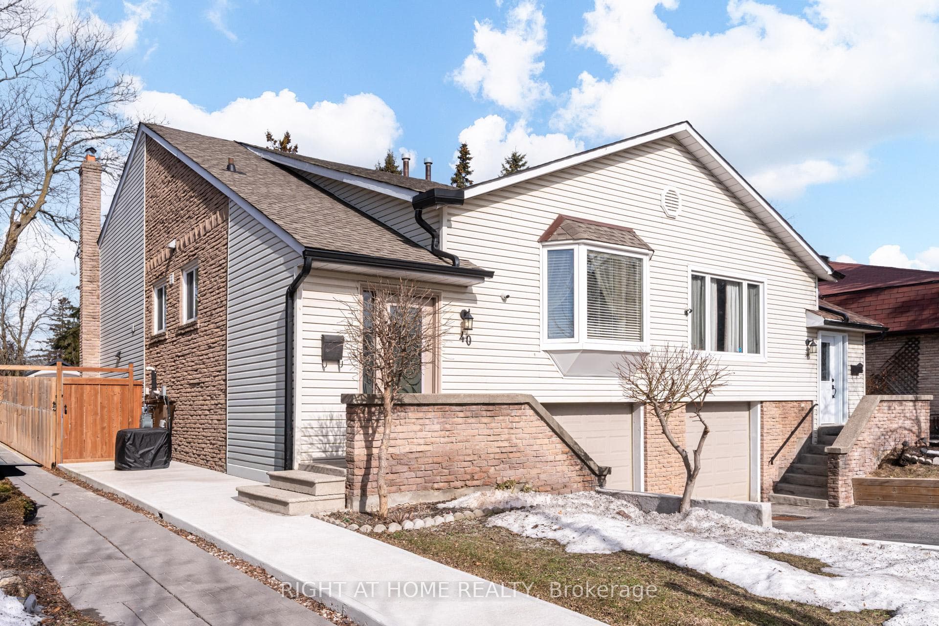 40 Salisbury Circle - Semi-Detached for sale in Sandalwood, Ontario