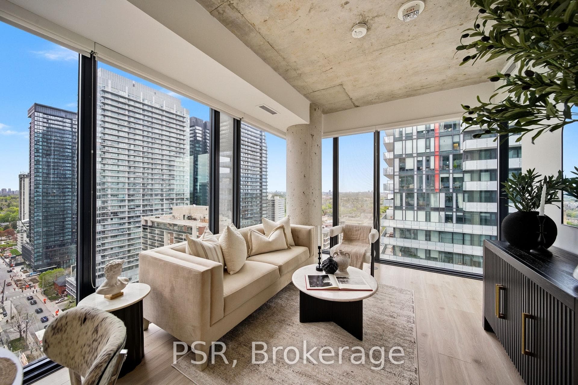 161 Roehampton Avenue Unit 2005 - Condo photo 2 of 25 in Leaside / Davisville, Ontario
