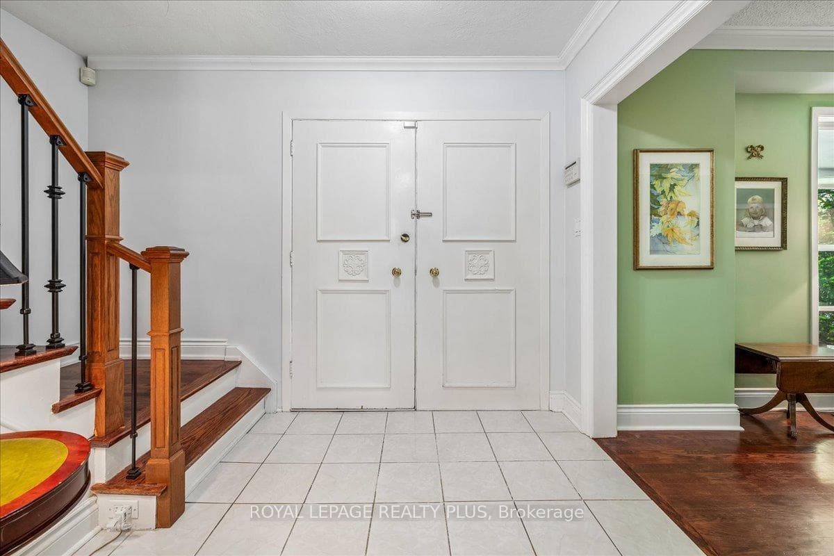 921 Calder Road - Detached photo 4 of 34 in Mississauga, Ontario
