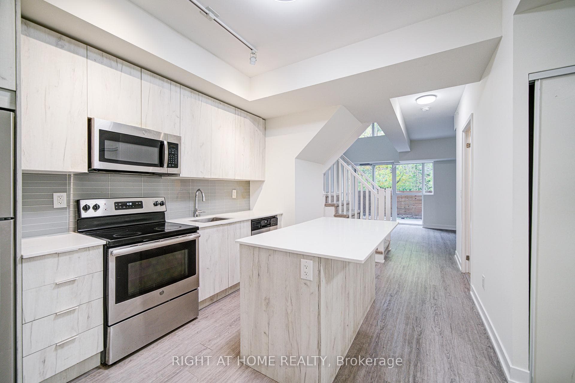 1350 Kingston Road Unit TH03 - Condo photo 6 of 25 in Birch Cliff / Cliffside, Ontario